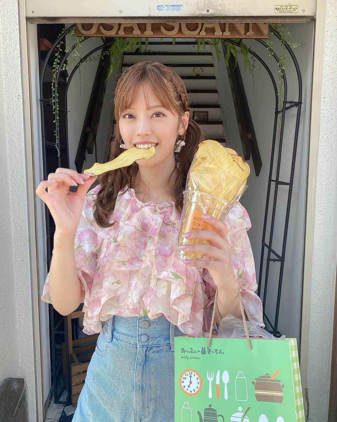 林茜実里のインスタグラム：「やっと食べれたの~！ : : 川越のさつまいもチップス！ バターつけて食べるらしい🤤 : : #川越食べ歩き #川越グルメ #川越芋 #小江戸おさつ庵」