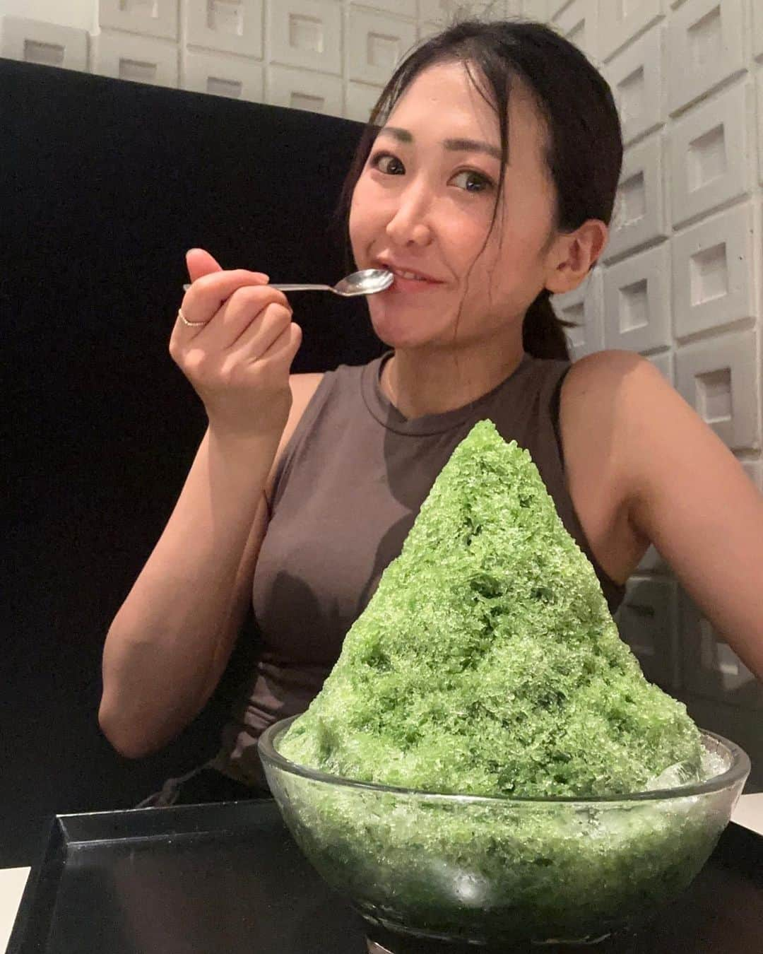 こちえのインスタグラム：「. . 最近かき氷ばっか食べてる🥹 宇治金時一択で🥹  虎屋さんの宇治金時は 下にあんこがたっぷり 敷き詰められててたまらん🥹  あとこの見事なフォルム⛰️ 作るの大変そう笑  9月30日までみたい🟢  @toraya.confectionery  @toraya.wagashi  #とらや  #とらや工房#宇治金時 #抹茶かき氷#抹茶スイーツ #かき氷巡り#スイーツ巡り #六本木カフェ#東京カフェ #東京ミッドタウン#六本木#東京 #kakigori#shavedice #matcha#japanesesweets  #followme#yummy #tokyotrip#tokyotravel #roppongitokyo#japan」