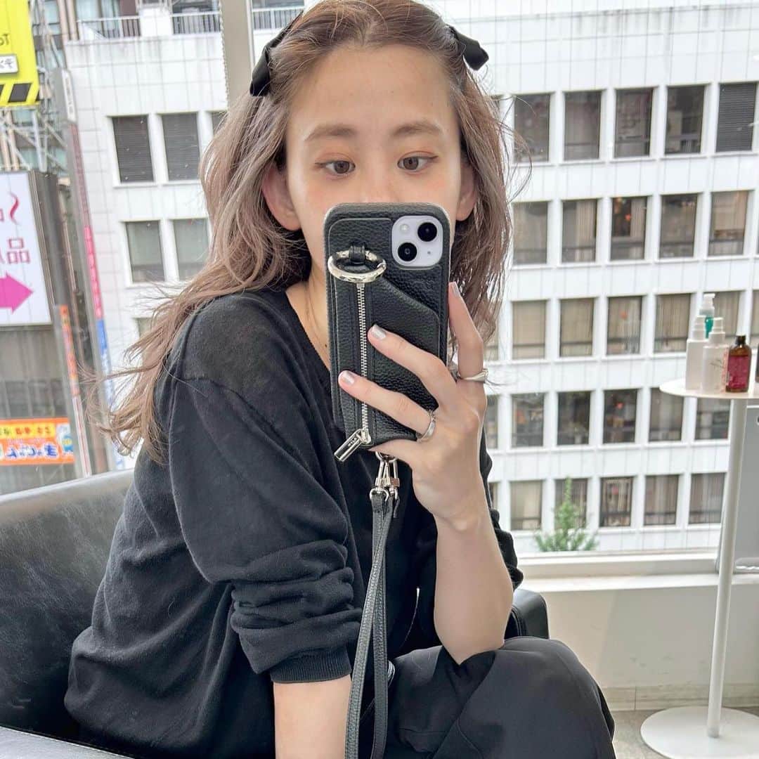 中西結梨花さんのインスタグラム写真 - (中西結梨花Instagram)「つい買ってしまったgirly item 🖤...🎀  @depound がルミネでポップアップしてて 懐かしい〜！韓国で昔行ったなぁ！🥹 &インナーハイライト見せて留めるのに ちょーど良いなぁと思ってGET🥳✨  大人なので全身黒で合わせてバランス🐦‍⬛🎀  #nakanishi_ootd  いつの間にか9月！🍂 常連様も、久々の方も、ヘアチェンジおまちしてます🥰✨」9月4日 20時07分 - nakanishi__yurika