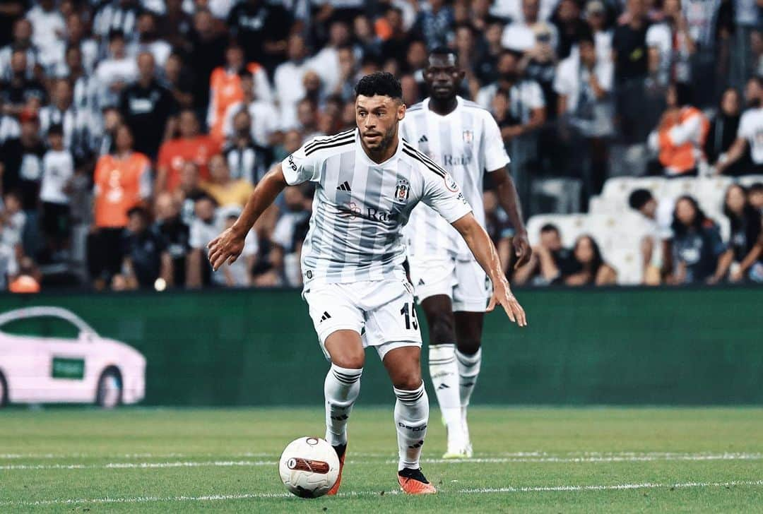 アレックス・チェンバレンのインスタグラム：「Good team performance and win ✔️ Nice to make my full debut in front of the home fans and get some good minutes to build on. More to come… We go again after the break 💪🏽🦅」