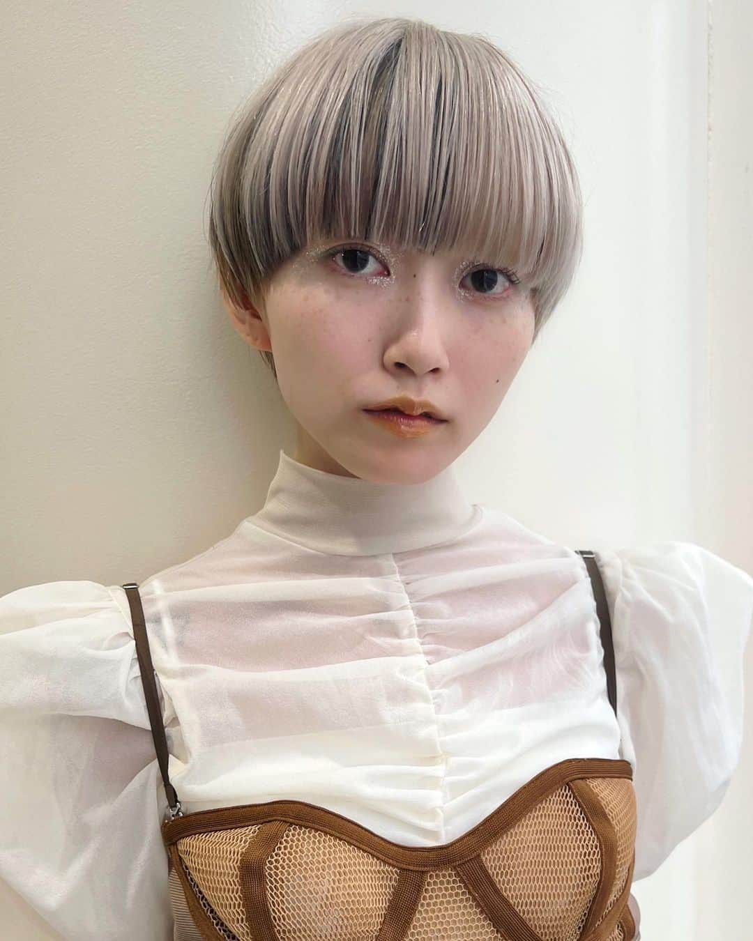 内田聡一郎のインスタグラム：「after→before✂️  @enog_bymilbon  new line 「Off Black」 落とせる黒　debut  hair @soucuts  make @leco_nao  fashion  @leco_nao   オフブラックローンチセミナー with @isodango  全国8ヵ所　参加無料  DAY5 名古屋 満員御礼🙏🏻 ありがとうございました🫶🏻  #落とせる黒  #エノグカラー #ENOG #ミルボン #新色　#黒 #ブラック #落ちる黒 #落ちる黒染め #ビフォーアフター #髪型ビフォーアフター #デザインカラー #ハイトーンカラー #マッシュショート  #マッシュ #ミルクティーカラー #ベージュカラー #インナーカラー」