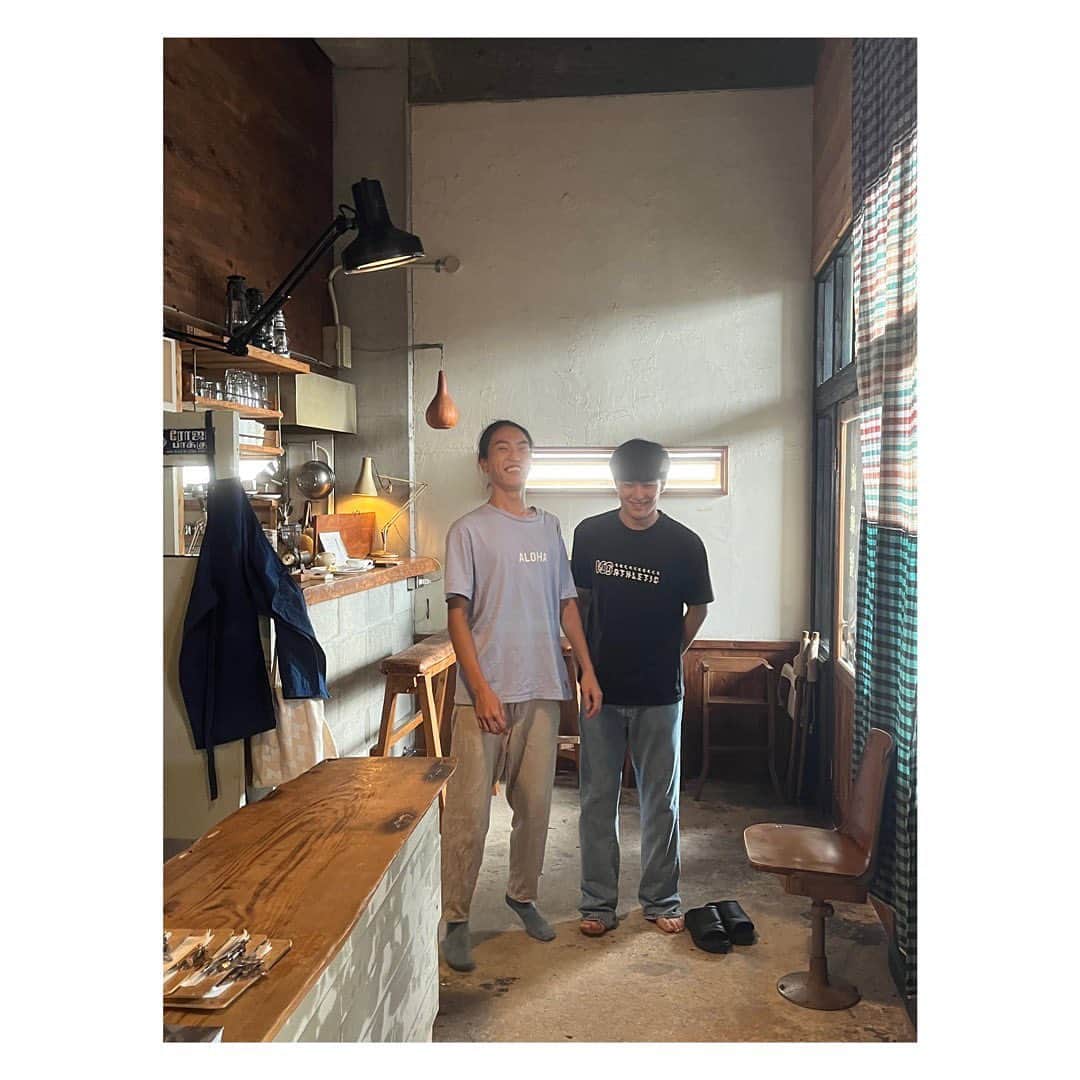 田辺あゆみさんのインスタグラム写真 - (田辺あゆみInstagram)「🌺 たのしすぎた沖縄滞在はあっという間に終わった上に、インスタなんぞアップしている余裕が自分にはなく、さらに東京に戻ってからは数日ダウンしていました🤒😷 復活の兆しなので、すこーしずつ沖縄滞在振り返り！  まずは我らが心の拠り所、波羅蜜。　@paramitajunji  波羅蜜はなんと1年以上ぶり！ でもそうとは思えない、いつものただいま感と、きこちゃんのご飯、潤ちゃんのコーヒー、りくのプリンが沁みる。。。😭🫶  毎度恒例、幼なじみのR&Rの背くらべは相変わらずいい勝負😂  コザ🐶も、ちゃんとわたしのことおぼえててくれてうれしいよー。 忘れられないうちにまた戻ってくるからねー🫶  おつきあいいただいた、 @magimayaz  @minakolope  ありがとう〜🤗」9月4日 20時21分 - _ayumitanabe_