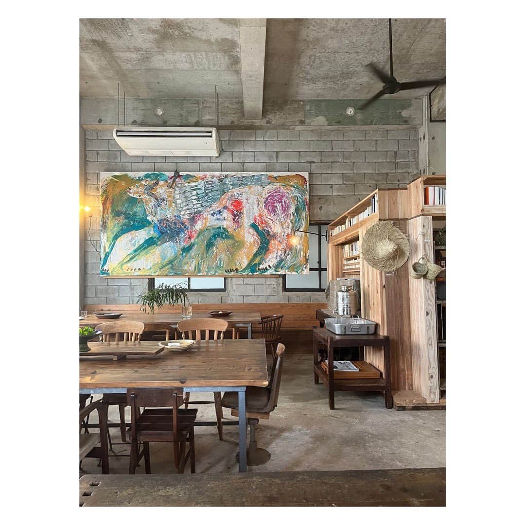 田辺あゆみさんのインスタグラム写真 - (田辺あゆみInstagram)「🌺 たのしすぎた沖縄滞在はあっという間に終わった上に、インスタなんぞアップしている余裕が自分にはなく、さらに東京に戻ってからは数日ダウンしていました🤒😷 復活の兆しなので、すこーしずつ沖縄滞在振り返り！  まずは我らが心の拠り所、波羅蜜。　@paramitajunji  波羅蜜はなんと1年以上ぶり！ でもそうとは思えない、いつものただいま感と、きこちゃんのご飯、潤ちゃんのコーヒー、りくのプリンが沁みる。。。😭🫶  毎度恒例、幼なじみのR&Rの背くらべは相変わらずいい勝負😂  コザ🐶も、ちゃんとわたしのことおぼえててくれてうれしいよー。 忘れられないうちにまた戻ってくるからねー🫶  おつきあいいただいた、 @magimayaz  @minakolope  ありがとう〜🤗」9月4日 20時21分 - _ayumitanabe_