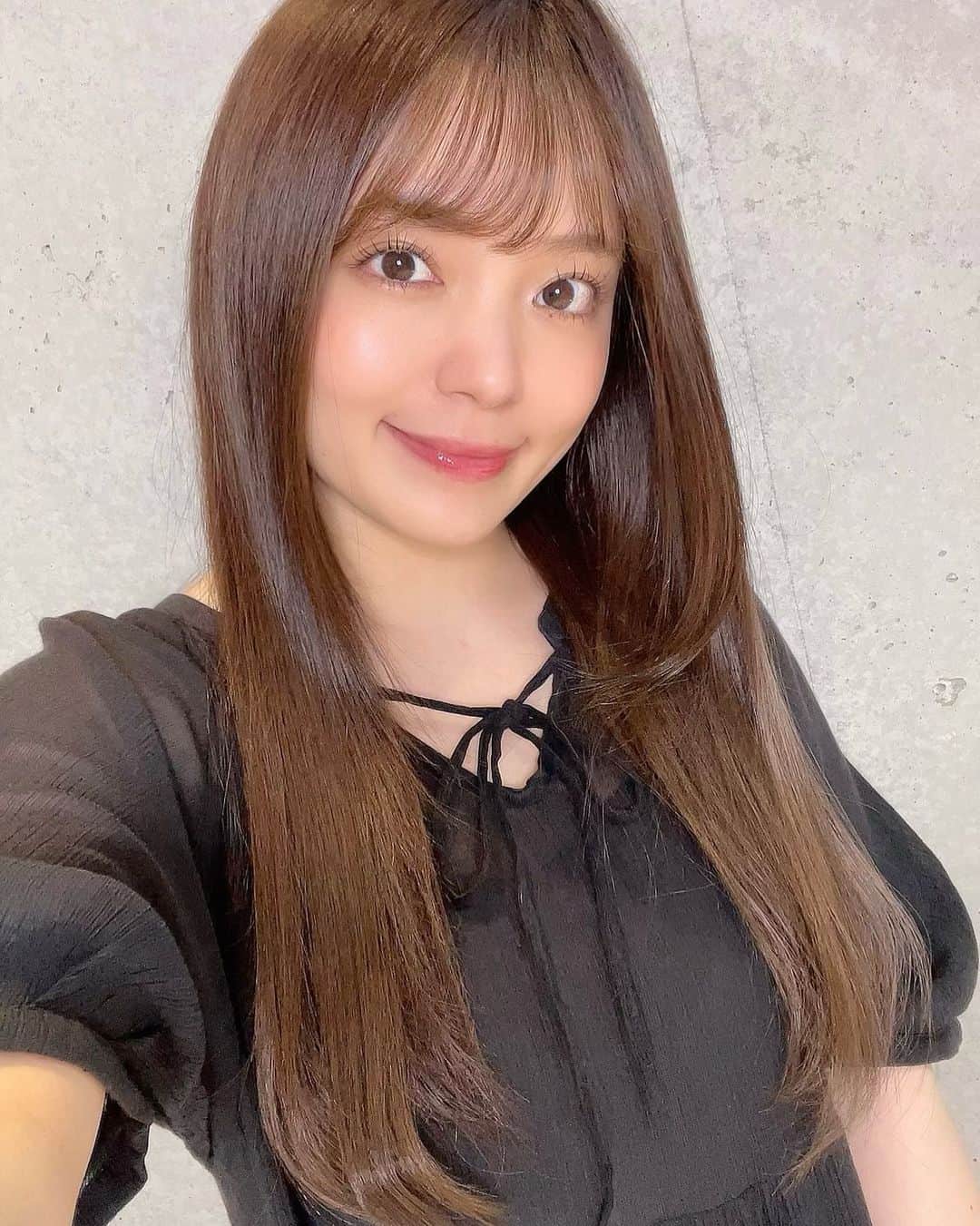 栗原みさのインスタグラム：「. 髪ちゅるん✨ . アイメイクしなくてもまつパのおかげでおめめパッチリに見える👀🫶🏻 . るんっ( ¨̮ )  . . . #栗原みさ #美容院 #まつげパーマ #photo #photooftheday #selfie #japanesegirl #horrorfan #instagood #followme」