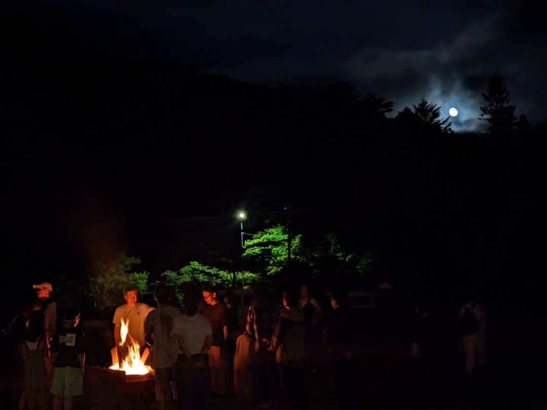 イレーネのインスタグラム：「✨GP CAMP FES前夜祭✨  このフェスがスタートして6年目。 コロナ禍もあり開催は4回目。第1回の2018年から前夜祭のMCとして呼んでいただいています。初めての開催からどんどん華やかに、どんどん大きくなっていくこのフェスのことがとても誇り。  第一回の時はつわりが酷くて真っ青になりながら会場に向かったのが忘れられません、 @tommyhairstyles ちゃんが付き添ってくれて心強かったなぁ😭 そして2年目は当日突然0歳の息子が発熱し、どうにも動けず急遽 @diceeeeek 君に行ってもらうことに💦お仕事を飛ばすという恥ずべき経験だったけど、助けてくれた仲間とご理解下さった主催の皆様に心から感謝しています。3，4年目はコロナで中止。昨年ようやく再開し、ワンオペ、子連れでワチャワチャと毎回大騒ぎしながらも皆様懲りずに声をかけてくださって、もう本当になんとお礼を言ったら良いか...こんなことが許される現場は多くないし当たり前でもないけれど、とにかく嬉しいです。少しでもMCとしてお役に立てているなら良いのだけれど...ちなみに中川くんはあれ以来毎年フェスに参加してくれているから、その意味でもちょっと嬉しい。  今年は @dw_nicols のお二人の本当に素敵なライブを月夜の中楽しむことができ、キャンプファイヤーも無事燃え上り、夜風は心地よく、完璧な環境だった。最高でした。  あとはもう少し息子が落ち着いてくれたら良いんだけどな... @toogoodcoffeestand のお姉さんたちが遊んでくれて息子は大フィーバー。ありがとうございます...。衣装が丸かぶりでこっ恥ずかしかったけど🤣  話は変わります。最近「母の壁」という本を @azubeatradio さんに教えてもらって読んだのですが、読むのがつらいくらいにリアルな女性たちの現実が書かれている。わたしは今恵まれている方なのかもしれないけれど、やっぱり仕事しながらほぼひとりで子の面倒見るって、もちろん自分で選んだことであっても母親としてめちゃくちゃ負担になる事が多々ありしんどいんですよね。じゃあやめればいいんだけど、選ばないといけない事自体に抗うことが大切だと自分では思って今に至ります。この本は、わたしみたいな人は読まなくたって知ってるよそんな事！て感じ（笑）そして本当に読んで欲しい人には、残念ながら絶対届かないのかもな...とちょいと悲しい気持ちにも。だからこんな現場でお仕事させてもらえて本当に嬉しい。  話はそれましたがこうして今年もGPキャンプフェスに呼んでいただけて本当によかったな！来年も呼んでいただけるかはわかりませんが🤣また行くことは間違いありません！  長いわ文章  Thank You @gpcamp_tsugukogen」