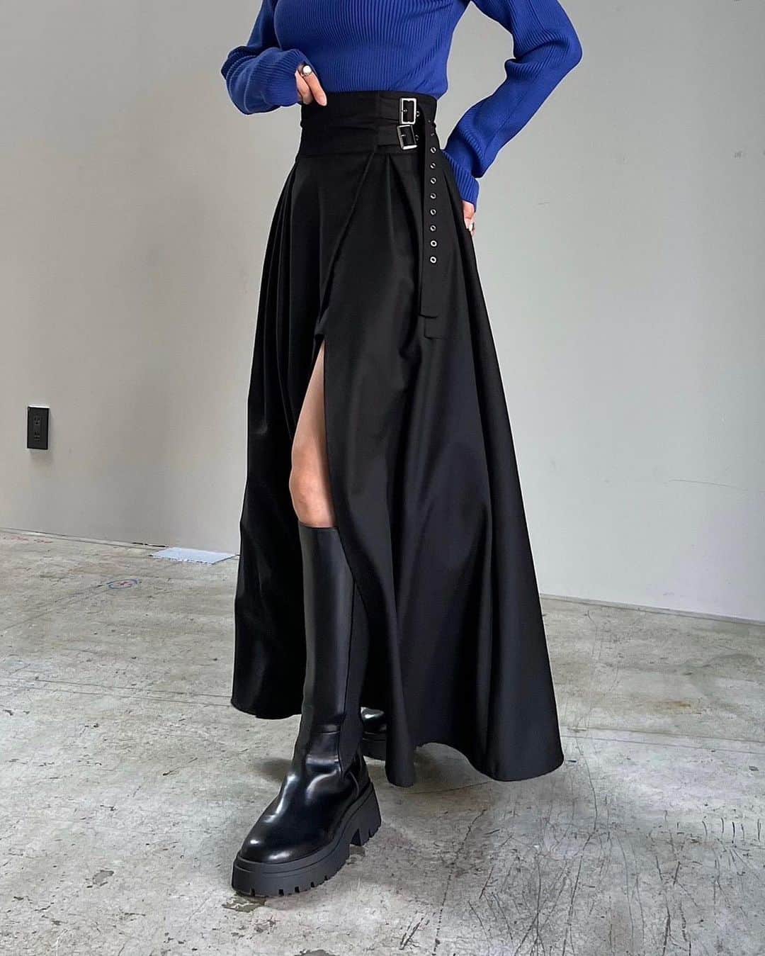 ページボーイさんのインスタグラム写真 - (ページボーイInstagram)「【 NEW ITEM 】  〈 ドッキングラップスカート 〉 ¥9,900(tax in)ㅤ black,grey,charcoal/3color  ──────────────────ㅤ  レイヤード見えする大胆なスリットが魅力的な ショートパンツスカート  揺れ動くスカートの綺麗なフレアラインから、  ちらっとの覗く足元が目を惹くデザインに。 コルセット見えする太めウエスト＋ロングスカートの 後ろに流れるようなシルエットでスタイルアップ間違いなし。  ウエストの2本のベルトに、 多めについたアイレットのディティールがポイント◎ 後ろウエスト部分はゴム仕様でストレスフリーに。  今季トレンドのロングブーツ合わせが◎  #ドッキングラップスカート_pb ㅤ #23AW_PAGEBOYㅤ #PAGEBOY #ページボーイ #スカートコーデ #レイヤードスカート #ショーパンコーデ #ショーパン #ショートパンツコーデ #ショートパンツ #モード系 #モード系ファッション」9月4日 20時15分 - pageboy_pr