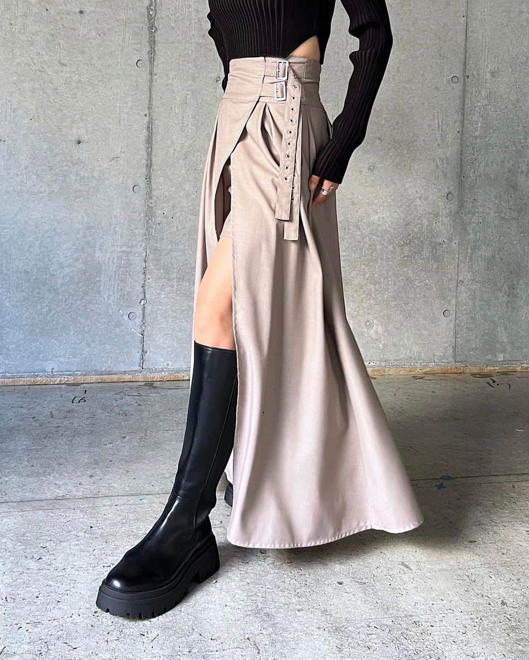 ページボーイさんのインスタグラム写真 - (ページボーイInstagram)「【 NEW ITEM 】  〈 ドッキングラップスカート 〉 ¥9,900(tax in)ㅤ black,grey,charcoal/3color  ──────────────────ㅤ  レイヤード見えする大胆なスリットが魅力的な ショートパンツスカート  揺れ動くスカートの綺麗なフレアラインから、  ちらっとの覗く足元が目を惹くデザインに。 コルセット見えする太めウエスト＋ロングスカートの 後ろに流れるようなシルエットでスタイルアップ間違いなし。  ウエストの2本のベルトに、 多めについたアイレットのディティールがポイント◎ 後ろウエスト部分はゴム仕様でストレスフリーに。  今季トレンドのロングブーツ合わせが◎  #ドッキングラップスカート_pb ㅤ #23AW_PAGEBOYㅤ #PAGEBOY #ページボーイ #スカートコーデ #レイヤードスカート #ショーパンコーデ #ショーパン #ショートパンツコーデ #ショートパンツ #モード系 #モード系ファッション」9月4日 20時15分 - pageboy_pr