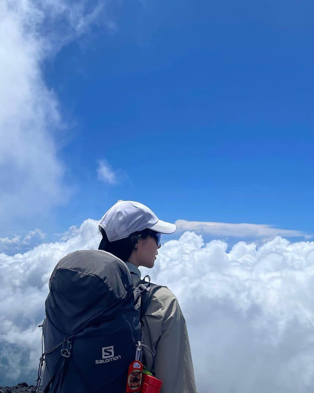 のインスタグラム：「二度目の🗻  御殿場ルートは過酷すぎた 未熟さを叩きつけられました。  でも、壮大だった  下山後、もうしばらくは山いいかも… って心折れてたけど 多分またすぐ登る。　笑 既に恋しい  この山は またいつか。  #登山　#富士山　#御殿場ルート」