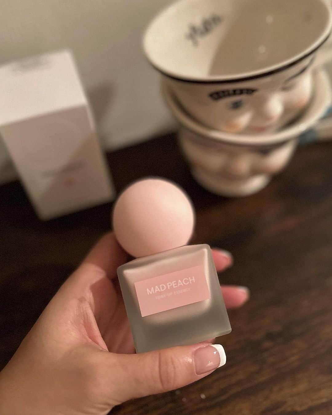 Yuuki mimuraのインスタグラム：「🤍🤍Mad Peach🤍🤍  🍑💭🤍｛Moisture tone-up essence ⋆⁺₊˚   コロンとしたボトルでスペスペの手触りの 可愛すぎるビジュアルのコスメ🤍  パッケージがとにかく可愛くて 置いておくだけでも満足…😮‍💨💫  マッドピーチは紫外線をケアしながら汗や水を弾き、 保湿もしっかりしてくれる、見た目だけじゃなく 中身も最高な下地だよ🍑  肌なじみも良くて厚塗り感が全然なく、 ナチュラルにトーンアップしてくれる🎵  今Q0010のメガ割で かなりお得になってるから要チェック🏁   #madpeach #マッドピーチ#Qoo10メガ割  #qoo10 #メガ割 #PR #スキンケア#韓国 #韓国コスメ#コスメ #下地#ツヤ肌#トーンアップクリーム #日焼け止め#uvケア#紫外線対策#保湿#ベースメイク  @madpeach_official_kr  @madpeach_official_jp  ◡̈⃝ᵗʱᵃᵑᵏઽ*◌♡⃝⑅⃝  ( https://m.qoo10.jp/su/1393774923/Q177155950 )」