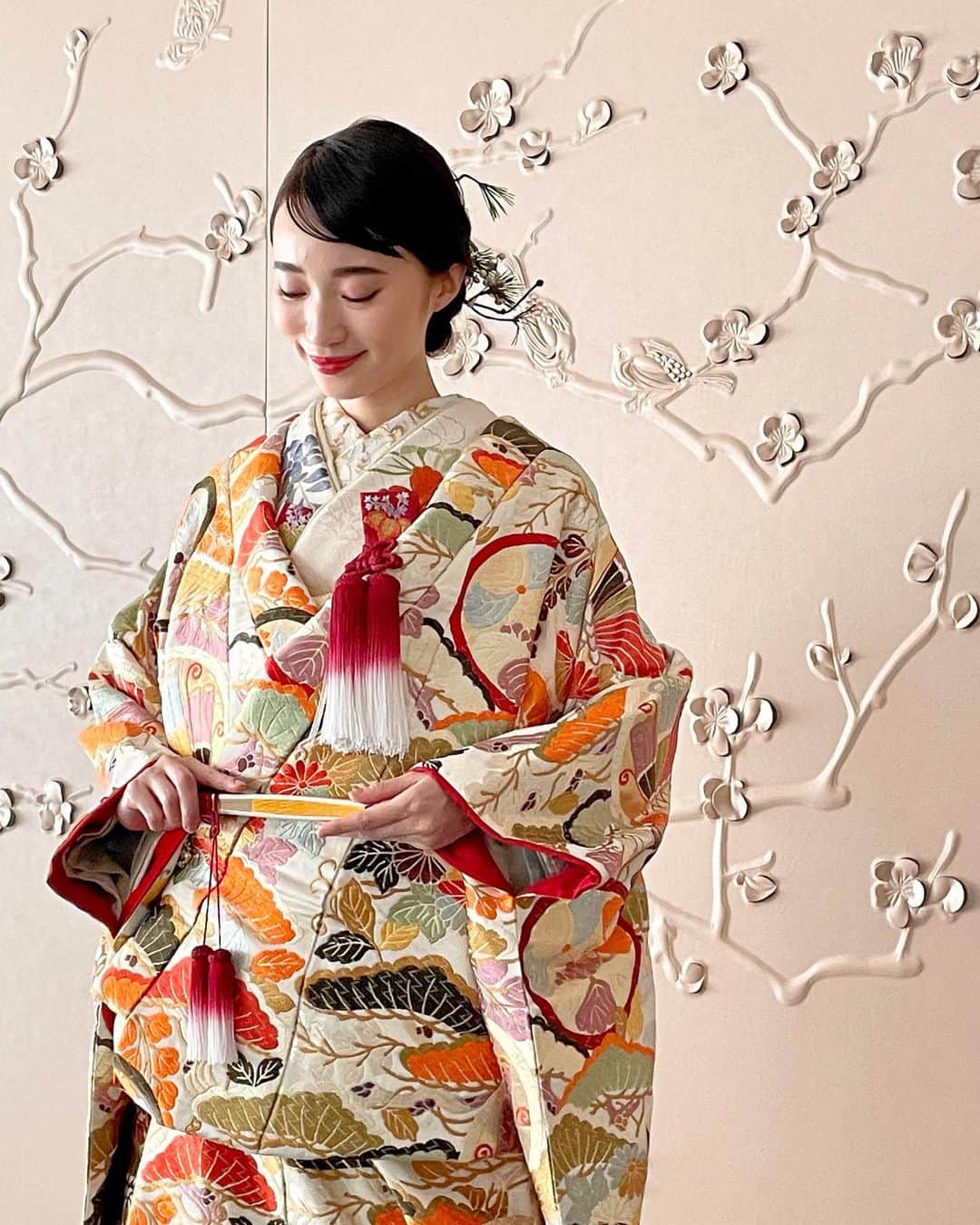 JUNO TENJINさんのインスタグラム写真 - (JUNO TENJINInstagram)「色打掛  JUNO天神本店×@tomyoden_wedding  和モダンな柔らかい雰囲気に映える JUNOオリジナルの色打掛  唐織のふっくらとした質感 絹の光沢やボリューム感と 重厚で美しい配色  豪華絢爛なお着物は モダンなニュアンスのヘアメイクと とても良くマッチします  色打掛:01-5051 ENISHI "桃山蝶に松藤紋"   #junowedding   #junodress  #wedding   #weddingdress   #色打掛   #ウェディングドレス  #カラードレス  #ドレス試着  #結婚式  #前撮り  #2023春婚  #2023夏婚  #2023冬婚  #プレ花嫁   #九州プレ花嫁  #福岡プレ花嫁  #少人数ウェディング  #juno天神本店」9月4日 20時17分 - juno_tenjin