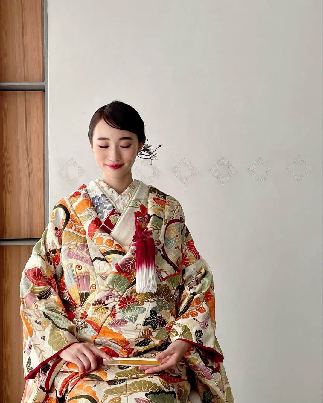 のインスタグラム：「色打掛  JUNO天神本店×@tomyoden_wedding  和モダンな柔らかい雰囲気に映える JUNOオリジナルの色打掛  唐織のふっくらとした質感 絹の光沢やボリューム感と 重厚で美しい配色  豪華絢爛なお着物は モダンなニュアンスのヘアメイクと とても良くマッチします  色打掛:01-5051 ENISHI "桃山蝶に松藤紋"   #junowedding   #junodress  #wedding   #weddingdress   #色打掛   #ウェディングドレス  #カラードレス  #ドレス試着  #結婚式  #前撮り  #2023春婚  #2023夏婚  #2023冬婚  #プレ花嫁   #九州プレ花嫁  #福岡プレ花嫁  #少人数ウェディング  #juno天神本店」