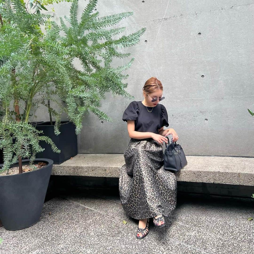 rinのインスタグラム：「⁡ ⁡ ⁡ ⁡ ⁡ 上品な艶感もあるレオパ柄ジャガード🐆 ⁡ @baybeeonline_ の ハートスウェット合わせも 早くしたい🫰 ⁡ ⁡ ⁡ #fashion#ootd#baybeeonline#glowplus#hermes#chanel#ママコーデ#バーキン25#エルメス#大人カジュアル #大人ファッション」