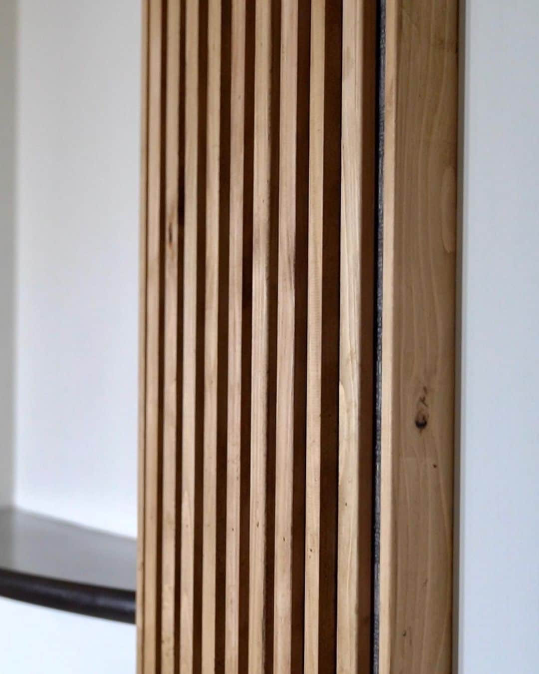 yupinokoさんのインスタグラム写真 - (yupinokoInstagram)「⌘2023.9.4⌘ . . 玄関の飾り柱。  クロスを貼り替えるか、 ストーンタイルを貼るか、 色々考えた末、 ちょい和ミックスな雰囲気にしたくて 木柱にしてみました𓆫  1本柱のようにすると重厚すぎるので、 隙間を作って縦格子ぽく。 下地のクロスはそのまま活かしました。  ⚫︎木材 ： @wood_odashoji_diy  桧材T12㎜  ⚫︎塗料 ： @turners_milkpaint_official  オールドウッドワックス ラスティックパイン  #DIY #セルフリノベーション #柱リメイク #ニッチ #模様替え #玄関リノベーション #DIYクリエイター #woodworking」9月4日 20時19分 - yupinoko