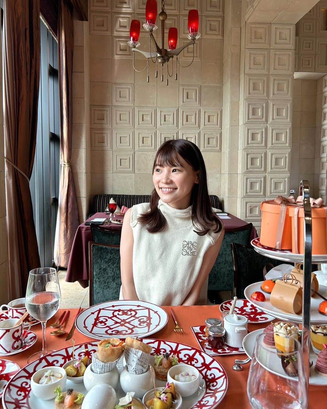 森田絵美のインスタグラム：「. ヌン活🫖✨ . アフタヌーンティーに行ってきました😌 この上なく映えな空間でした🍊 美しすぎる食器たち✨ . ちなみに3段プレートの1番上のボックスは食べられます🤤 . #ヌン活 #アフヌン #アフタヌーンティー #hermes」