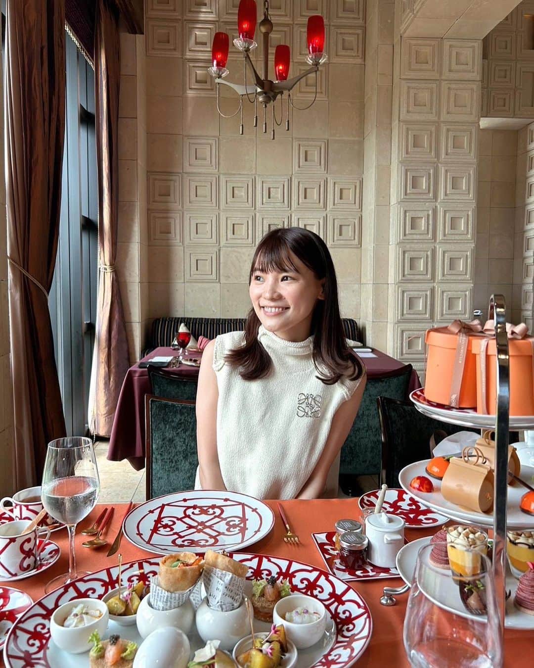 のインスタグラム：「. ヌン活🫖✨ . アフタヌーンティーに行ってきました😌 この上なく映えな空間でした🍊 美しすぎる食器たち✨ . ちなみに3段プレートの1番上のボックスは食べられます🤤 . #ヌン活 #アフヌン #アフタヌーンティー #hermes」