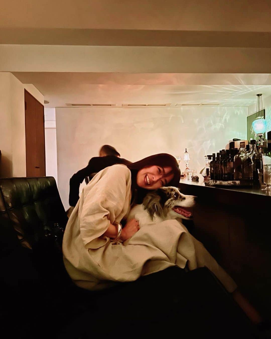 松井美緒のインスタグラム：「…ワンコとお酒❤︎  #デート」
