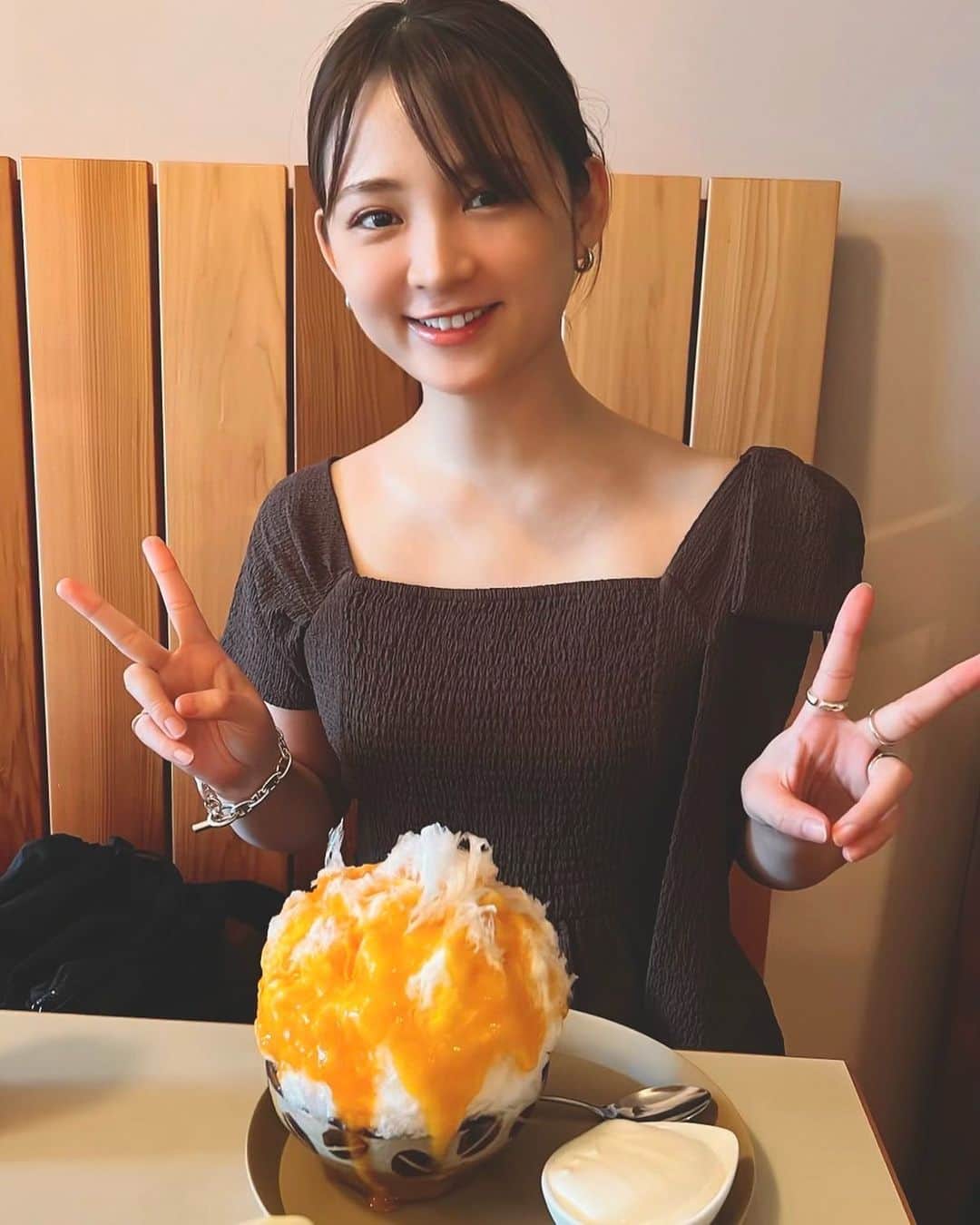 鈴木咲のインスタグラム：「牡丹さんとカキ氷食べてきたよー！ 黄桃とあんずのあいがけ酒粕クリームトッピング！ 美味しかったー酸味の強いあんずが好みすぎる☺️🫶🏻  #カキ氷#ママトコ」