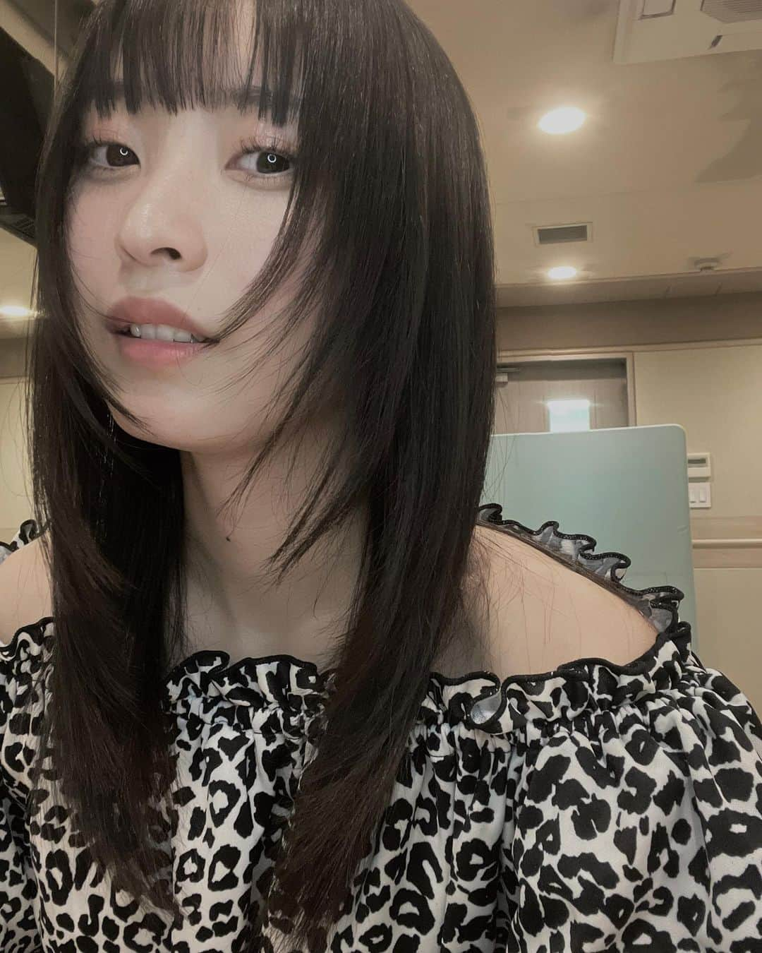 坂川陽香のインスタグラム：「最近暑い日が続いているので、 たまには冷たい感じも。。笑🥶  レイヤーガッツリです‪👊🏻❤️   #レイヤーカット  #06  #坂川陽香」