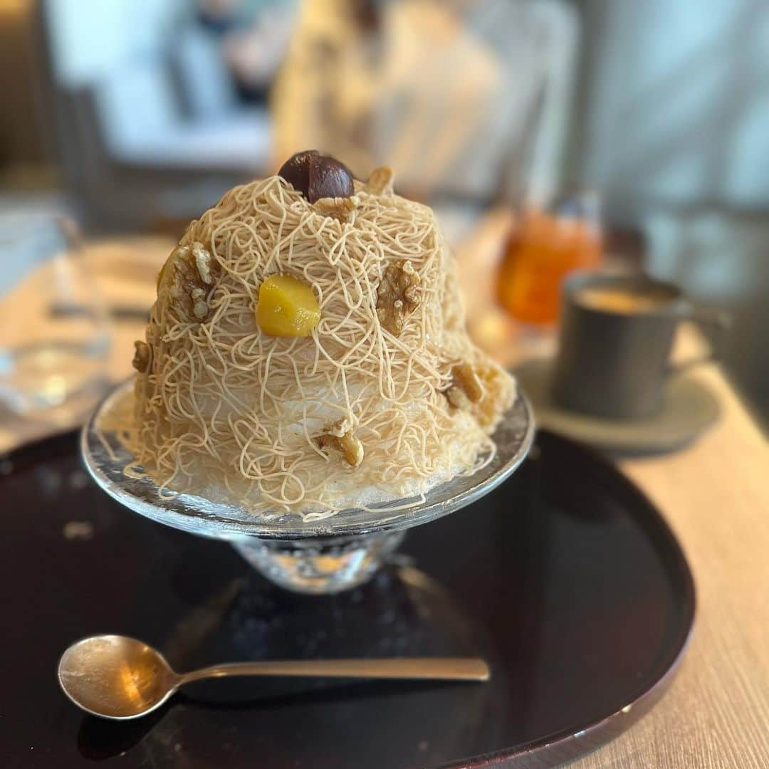 早川茉希さんのインスタグラム写真 - (早川茉希Instagram)「🌰🍧 初めてのモンブランかき氷❣️  ケーキやランチも美味しいカフェで 期間限定のかき氷があった😍  ふわふわ氷の上にモンブランクリーム、 中にもマロンクリームが🤤  ちょっと秋を感じる 大人のかき氷でした😋  のりちゃんの選んだパンケーキも 美味しそうだったな〜！🥞 いつも楽しい時間をありがとう🥰🩷  ごちそうさまでした🙏🤎  #かき氷 #モンブラン #栗 #栗スイーツ #スイーツ好きな人と繋がりたい #麻布十番 #hisayacafe #モンブランかき氷 #カフェ巡り #東京グルメ #東京カフェ #休日」9月4日 20時39分 - maki_hayakawa