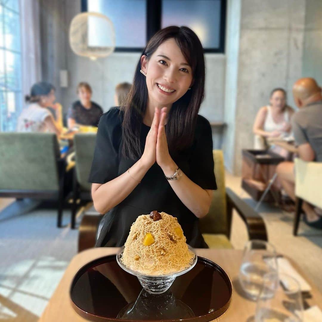 早川茉希のインスタグラム：「🌰🍧 初めてのモンブランかき氷❣️  ケーキやランチも美味しいカフェで 期間限定のかき氷があった😍  ふわふわ氷の上にモンブランクリーム、 中にもマロンクリームが🤤  ちょっと秋を感じる 大人のかき氷でした😋  のりちゃんの選んだパンケーキも 美味しそうだったな〜！🥞 いつも楽しい時間をありがとう🥰🩷  ごちそうさまでした🙏🤎  #かき氷 #モンブラン #栗 #栗スイーツ #スイーツ好きな人と繋がりたい #麻布十番 #hisayacafe #モンブランかき氷 #カフェ巡り #東京グルメ #東京カフェ #休日」
