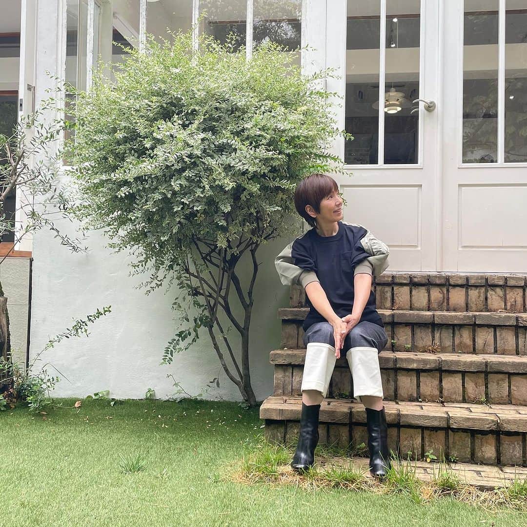 渡辺満里奈のインスタグラム：「. あれ  写真2枚あげたと思ったのに1枚だった！  初歩的ミス  をまだするヤツ  ★ #緑の庭」