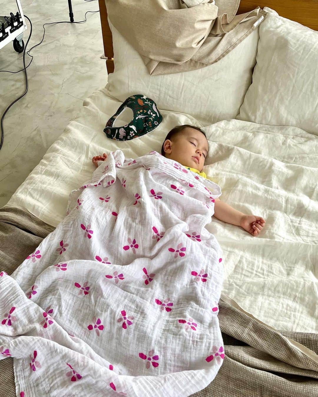 舟橋菜々のインスタグラム：「今日はレオンと2人でゼクシィBabyの撮影に呼んで頂きました😊📷 どんな撮影だったかはまたお知らせしますね💡  今日のモチ蔵はなかなかのKYB(空気読めるベイビー)で、新幹線の中では景色を見てジッとしていたり、タイミング良く私のメイク中に寝てくれたり、撮影中もニコニコご機嫌さんでいてくれました🙌🏻  3枚目…最近たまごボーロの美味しさに目覚めしモチ蔵 4枚目…東京駅のグランスタで食べたマッシュルームもりもりのパスタ🍝🍄 #baby#babyboy#camera#shooting#eightmonthsold#happy#smile#love#ゼクシィbaby#赤ちゃん#赤ちゃんのいる生活#男の子ベビー#生後8ヶ月#育児#子育て」