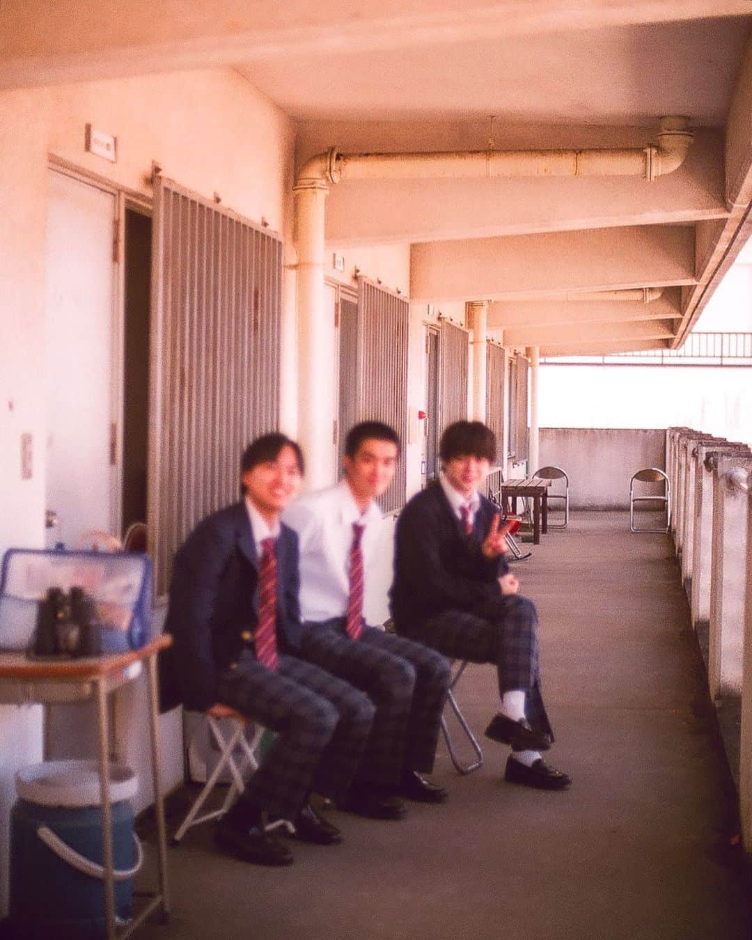 枝優花のインスタグラム：「好きだが大変な仕事と、大しておもろくないけど楽な仕事、どっちのがいいんだろうかと考えたが、そもそも大して辛くないことって楽しいのか？となった。 楽だったことはあんまり覚えてなくて、大変すぎたことはなんかいい思い出になってるね。記憶の改竄がひどいだけかもしれないけど。」