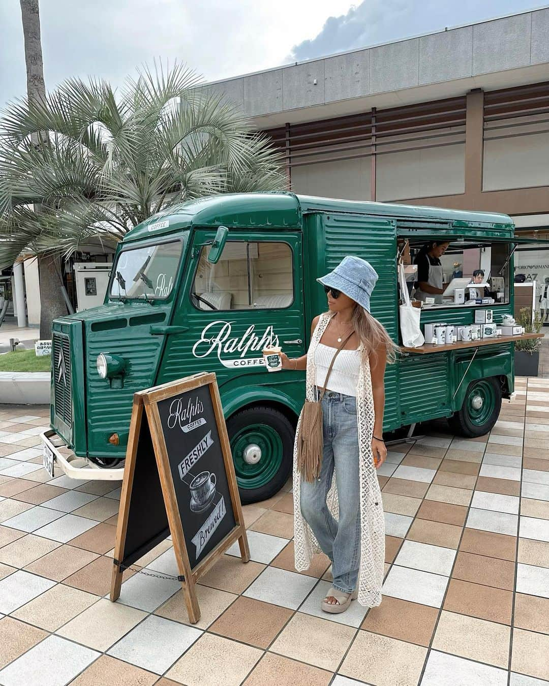 AKKOさんのインスタグラム写真 - (AKKOInstagram)「𝐑𝐚𝐥𝐩𝐡’𝐬  𝐜𝐨𝐟𝐟𝐞𝐞☕️ ・ 前から気になってた @ralphscoffee  ラルフズコーヒーが 千葉の木更津アウトレットに行ったら 🚐販売してて ふらふら〜っと 引き寄せられちゃった🧸❤️ ・ スタバがめちゃくちゃ混んでたから 素通りして出会えたから やめてラッキーでした😆✌🏾 ・ この日は  𝐃𝐞𝐧𝐢𝐦コーデにしたよ🩵 ・  𝐆𝐢𝐥𝐞𝐭 @zara  𝐃𝐞𝐧𝐢𝐦 @tothesea_hawaii  𝐁𝐮𝐜𝐤𝐞𝐭 𝐡𝐚𝐭 #zara  𝐒𝐚𝐧𝐝𝐚𝐥𝐬 #ザラ購入品  ・ ・ ・ ・ #ralphscoffee  #ralphscoffeeshop  #ralphlauren  #coffeeroastery  #ラルフローレン  #ラルフローレンカフェ  #ラルフズコーヒー  #ラルフズカフェ  #千葉ランチ  #千葉カフェ  #木更津カフェ  #木更津アウトレットでお買い物  #ジレコーデ  #ロングジレ  #クロシェ編み  #デニムコーディネート  #ストレートデニム  #デニムバケハ  #バケハコーデ  #ボヘミアンコーデ  #大人ボヘミアン  #zaraコーディネート  #おしゃれカフェ #おしゃれカフェ巡り #コーヒー専門店 #千葉観光スポット  #🥤」9月4日 20時37分 - alohakkooo_39