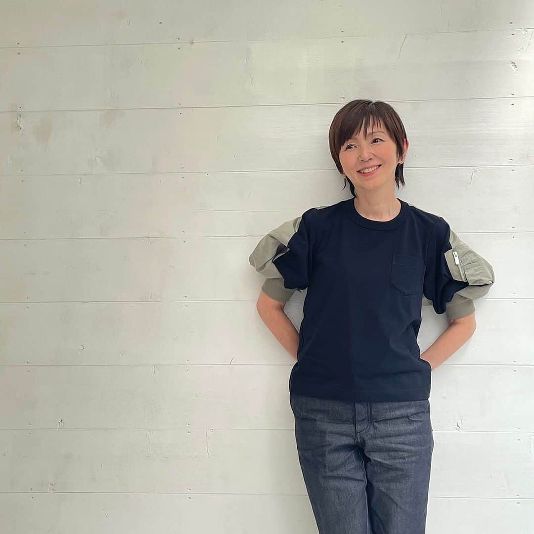 渡辺満里奈のインスタグラム：「. 今日の撮影は、かつて「LEE」の連載で毎月通ったハウススタジオで。  懐かしい！  都会の真ん中にあるオアシス。緑が多くて、お庭が広くて、ここに住みたい！と何度思ったことか。  今日も同じように思った大好きスタジオ。  癒されたわ🥹✨  ★ #広尾スタジオ #陽の光がたくさん入る照明いらずなスタジオ #照明命 #命の照明 #細かいとこ全部飛ばしてください」