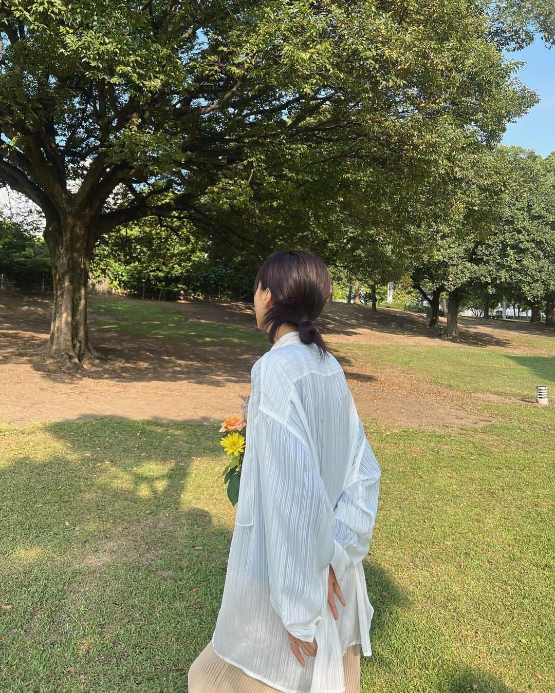 中川可菜さんのインスタグラム写真 - (中川可菜Instagram)「みなさんの好きなお花はなんですか？🌷🌹🪻🪷🌺🌸🌼🌻  私は自分の名前の由来にもなっている、菜の花かな〜🌼  香りやハーブティーだともっとたくさんある🫖(けどキリがないくらいあるから🙊)  ㅤ #可菜clothes 🏷️ ⚪️ @acnestudios #acnestudios  🔵 @maisonspecial_women #maisonspecial  🟤 @kotohayokozawa #kotohayokozawa 👢 @urban_research_doors #urbanresearchdoors  💐 @fram.flowerstudio @caco.florist」9月4日 20時37分 - nakagawa_kana