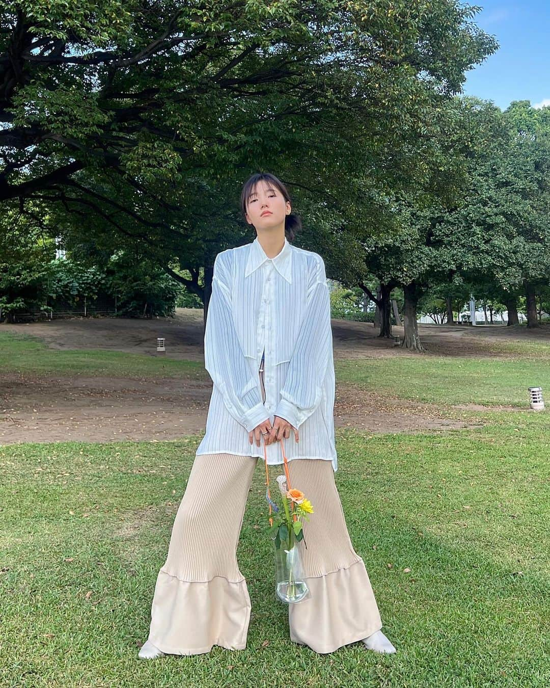 中川可菜さんのインスタグラム写真 - (中川可菜Instagram)「みなさんの好きなお花はなんですか？🌷🌹🪻🪷🌺🌸🌼🌻  私は自分の名前の由来にもなっている、菜の花かな〜🌼  香りやハーブティーだともっとたくさんある🫖(けどキリがないくらいあるから🙊)  ㅤ #可菜clothes 🏷️ ⚪️ @acnestudios #acnestudios  🔵 @maisonspecial_women #maisonspecial  🟤 @kotohayokozawa #kotohayokozawa 👢 @urban_research_doors #urbanresearchdoors  💐 @fram.flowerstudio @caco.florist」9月4日 20時37分 - nakagawa_kana