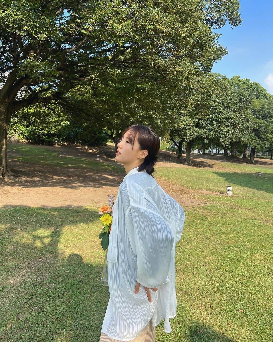 中川可菜さんのインスタグラム写真 - (中川可菜Instagram)「みなさんの好きなお花はなんですか？🌷🌹🪻🪷🌺🌸🌼🌻  私は自分の名前の由来にもなっている、菜の花かな〜🌼  香りやハーブティーだともっとたくさんある🫖(けどキリがないくらいあるから🙊)  ㅤ #可菜clothes 🏷️ ⚪️ @acnestudios #acnestudios  🔵 @maisonspecial_women #maisonspecial  🟤 @kotohayokozawa #kotohayokozawa 👢 @urban_research_doors #urbanresearchdoors  💐 @fram.flowerstudio @caco.florist」9月4日 20時37分 - nakagawa_kana