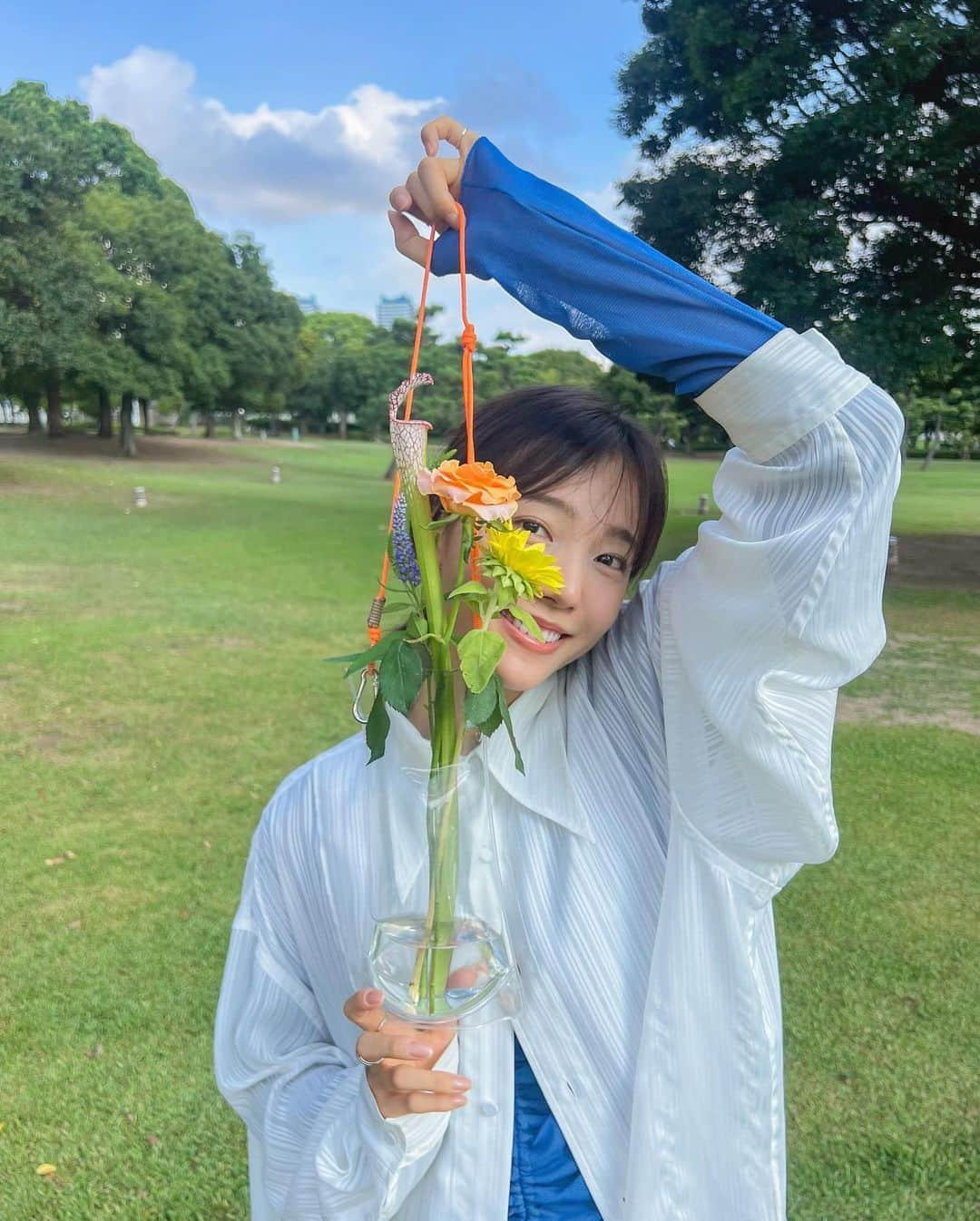 中川可菜さんのインスタグラム写真 - (中川可菜Instagram)「みなさんの好きなお花はなんですか？🌷🌹🪻🪷🌺🌸🌼🌻  私は自分の名前の由来にもなっている、菜の花かな〜🌼  香りやハーブティーだともっとたくさんある🫖(けどキリがないくらいあるから🙊)  ㅤ #可菜clothes 🏷️ ⚪️ @acnestudios #acnestudios  🔵 @maisonspecial_women #maisonspecial  🟤 @kotohayokozawa #kotohayokozawa 👢 @urban_research_doors #urbanresearchdoors  💐 @fram.flowerstudio @caco.florist」9月4日 20時37分 - nakagawa_kana