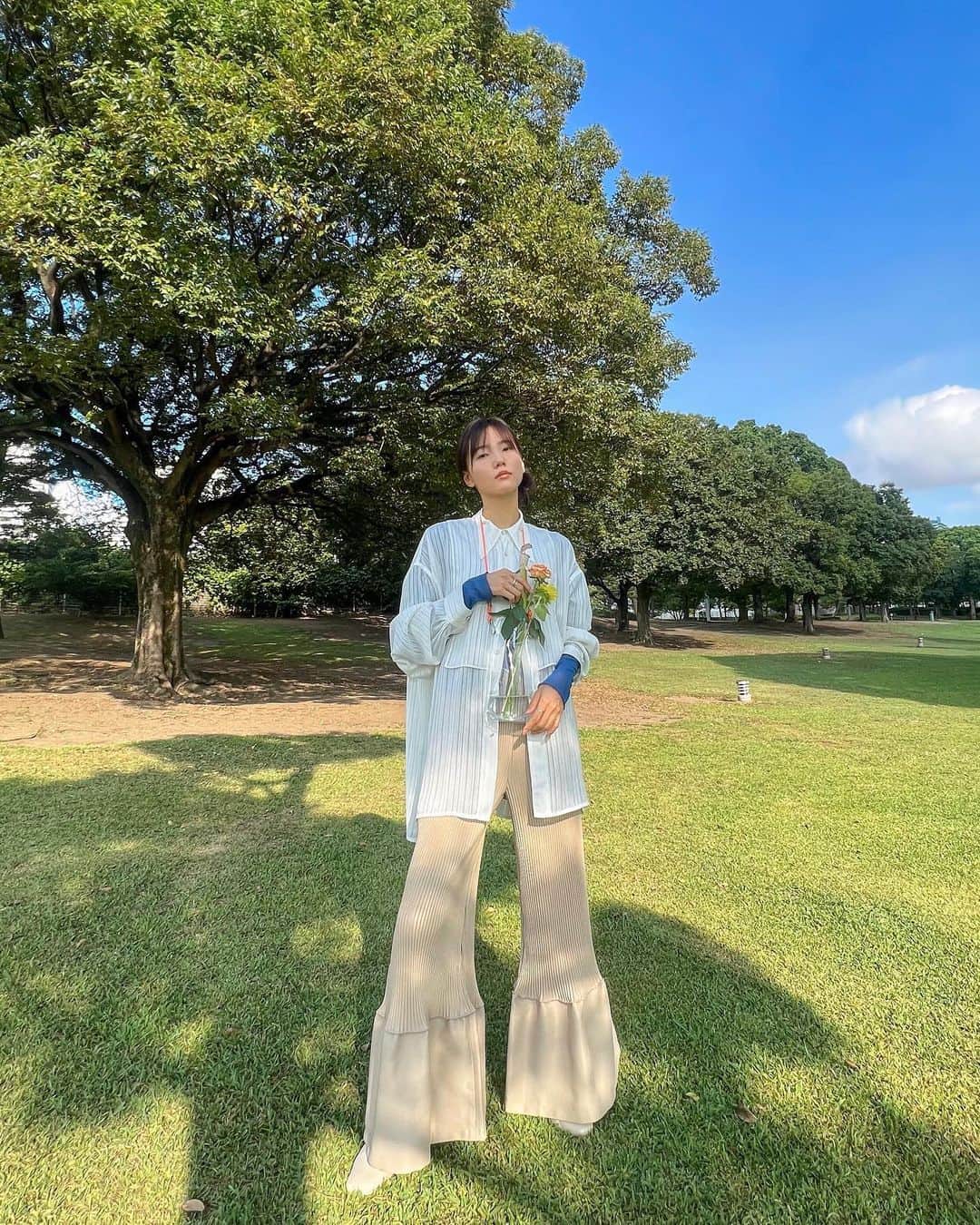 中川可菜のインスタグラム：「みなさんの好きなお花はなんですか？🌷🌹🪻🪷🌺🌸🌼🌻  私は自分の名前の由来にもなっている、菜の花かな〜🌼  香りやハーブティーだともっとたくさんある🫖(けどキリがないくらいあるから🙊)  ㅤ #可菜clothes 🏷️ ⚪️ @acnestudios #acnestudios  🔵 @maisonspecial_women #maisonspecial  🟤 @kotohayokozawa #kotohayokozawa 👢 @urban_research_doors #urbanresearchdoors  💐 @fram.flowerstudio @caco.florist」