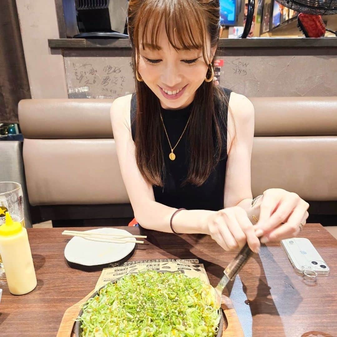 大寺かおりさんのインスタグラム写真 - (大寺かおりInstagram)「夏の思い出❤️ 大好きな友達と美味しい物食べて キンキンに冷えたジョッキビール飲んだ日🍺  お店は、先日ラジオでご一緒した 元プロ野球選手の笘篠賢治さんに教えていただいた 神田にあるお好み焼き屋さん🌼  さすが‼︎カープ熱がすごかった🔥 デーゲームの日だったので お昼から中継を見守るカープファンで満席で ホームランの後はみんな大盛りでした。  お店ではユニフォームも借りることができて 着てない方が目立つくらいでした笑  ママスイッチオフしてゆっくり話せて 隣の席のおじ様方とプロ野球トークもできて リフレッシュできたー！たまにはこういう時間必要！ ちーちゃんthank you❤️  #野球好き #カープファンの皆様ぜひ #お好み焼きもめちゃ美味しいです #ビール最高 #アナウンサー #同期」9月4日 20時48分 - kaori_ootera