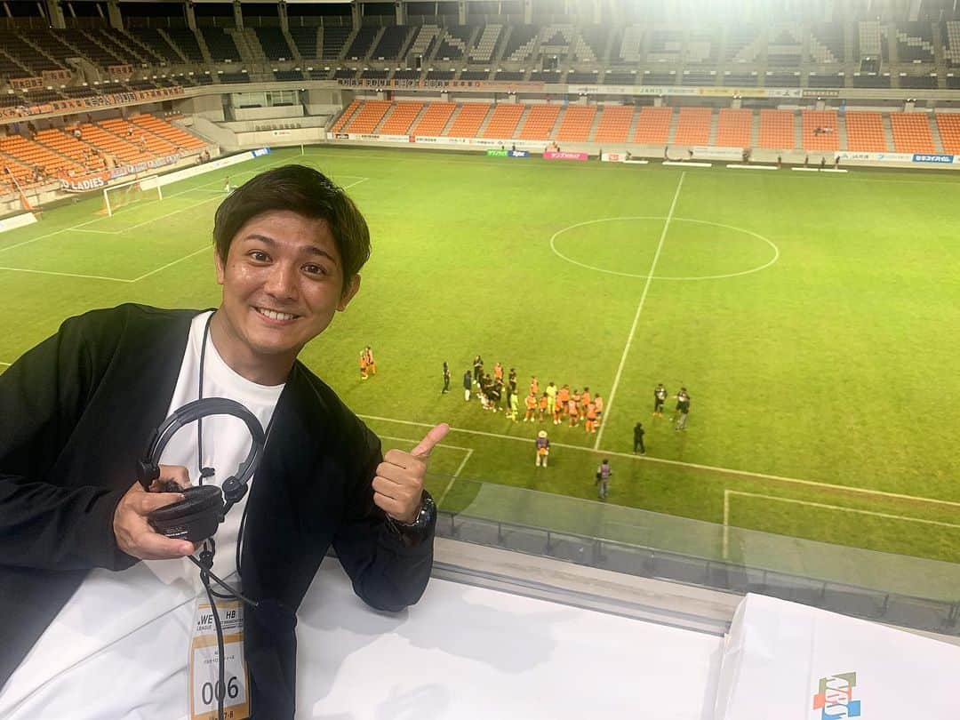 松山航大さんのインスタグラム写真 - (松山航大Instagram)「★ 【⚽️2023-24WEリーグカップ】 グループB 第2節 AC長野パルセイロレディース×INAC神戸レオネッサ戦の実況を担当しました🎤 . 両チーム、新監督のもと初勝利を狙った試合。結果は長野が3ゴールを奪って快勝。 強豪INACを相手に、ホーム開幕戦を白星で飾りました⚽️ . 奥津選手(@apm0512 )の1点目は、あっと驚く見事なロングシュート。長野市出身の川船選手(@12.maggyo.25 )は鮮やかに追加点。岡本選手(@okaaaaa1770 )のパスもドンピシャ。後半1点差に詰め寄られるもGK伊藤選手(@jljljl.l )がビッグセーブ連発でゴールを死守。最後は菊池選手(@mra_1205 )がFKを直接決めるビューティフルゴール。そして大久保選手(@mai.okubo_06 )、お誕生日おめでとうございます。ほんまナイスゲームでした。 . カップ戦グループリーグはあと3試合。女子プロサッカーWEリーグにも注目です。 . #サッカー #女子サッカー #WEリーグ #長野パルセイロレディース #長野パルセイロ #INAC神戸 #長野県 #長野 #長野放送 #アナウンサー #松山航大」9月4日 20時47分 - kodai_matsuyama