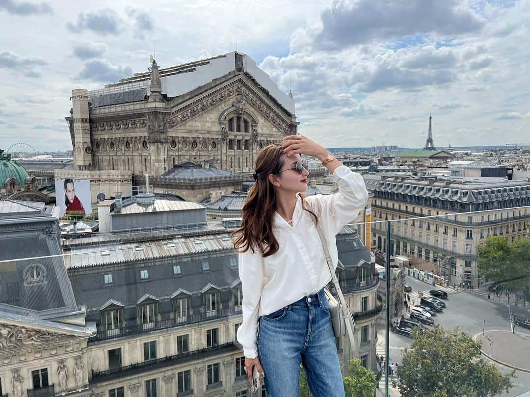 池田有里紗さんのインスタグラム写真 - (池田有里紗Instagram)「エッフェル塔がチラッと。  買い物おわりの屋上のテラス🍃 パリが一望できるし、風がとても心地よかったの〜  #gallerylafayette #paris #parisfrance #フランス #フランス旅行 #フランス生活 #パリ #パリ旅行」9月4日 20時47分 - arisa.ikd
