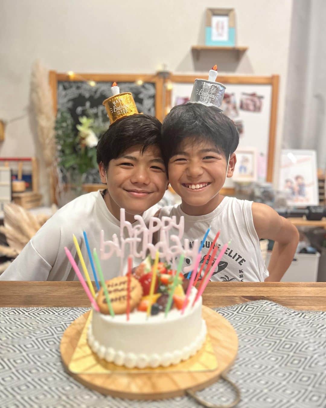misatoのインスタグラム：「. 𝐻𝑎𝑝𝑝𝑦 𝑏𝑖𝑟𝑡ℎ𝑑𝑎𝑦 🎂🎉🫧 ⁡ ⁡ ⁡ 9月2日は長男13歳の誕生日♡ ⁡ 中学生になって明らかに声変わりし始めたり 喉仏がパパより出てきたり 男の子から青年へ変わりつつあるよ☺︎ ⁡ ⁡ でも私からしたら 変わらず可愛くて 優しくて自慢の息子♡ ⁡  自分が主役の誕生日ケーキも 『次男はベリー系が苦手だから…』 って自分はベリーが乗ってる部分を選んで 弟に一番豪華な部分を渡したり ⁡ 美味しいものがあると必ず 『美味しいから食べてみて‼︎』 とシェアしてくれたり ⁡ 平和主義でのんびりな“野比のび太”👓 ⁡ ⁡ ⁡ とにかくマイペース✨ ⁡ 𝐺𝑜𝑖𝑛𝑔 𝑚𝑦 𝑤𝑎𝑦👣すぎる‼︎🤣 ⁡ ⁡ ⁡ まだ将来の夢もなくて 何に興味があるのかもよくわからないみたい☺︎ ⁡ でも自分に置き換えてみると 好きなアイドルとか部活内の揉め後とか(笑 あの子とあの子が両思いとか← そんな話ばかりしてて 中1の時に将来なりたい職業なんて 考えたことなかったわ😮‍💨w ⁡ ⁡ いろんな選択肢や考えがあるんだよ あなたの長所はこんなとこだよ って事を伝えて ふわっとでも自分の得意なことや 目指す夢が見つかる手助けをするのが私の役目かな、 なんて思ってる🫶🩷 ⁡ ⁡ ⁡ ⁡ お誕生日おめでとう🎂🎉🫧 ⁡ このままマイペースで行ったらいいよ👦🏽🩷 ⁡ ⁡ ⁡ ⁡ ⁡ ⁡✔︎過去のバースデーは ⁡#丸顔バースデー にまとめ中♡ . . . . . . #誕生日#バースデーパーティー#バースデー#誕生日会 #バースデーケーキ#誕生日ケーキ #中学生男子 #誕生日おめでとう#13歳」