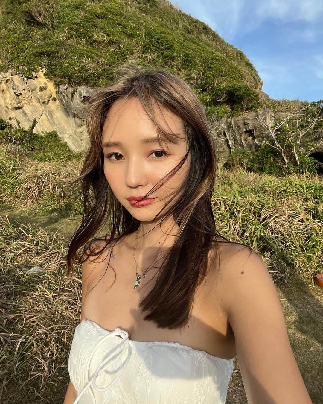宮崎絹子のインスタグラム：「太陽浴びると元気出るよ☀️✨ 眩しい目」