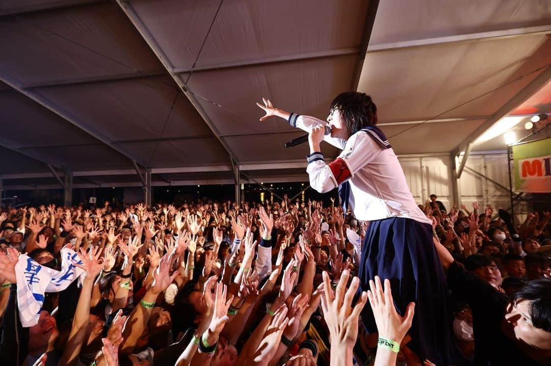 新しい学校のリーダーズのインスタグラム：「2023.9.3「TOMAKOMAI MIRAI FES 2023」at 北海道 苫小牧 キラキラ公園 @tmf_fes 🎇🎇  <SETLIST>  1. 青春を切り裂く波動 2. 最終人類 3. 透明ボーイ 4. マ人間 5. Pineapple Kryptonite REMIX 6. オトナブルー 7. 狙いうち(cover) 8. NAINAINAI 9. 迷えば尊し  #MIRAIFEST#TOMAKOMAIMIRAIFEST2023#苫小牧ミライフェスト」