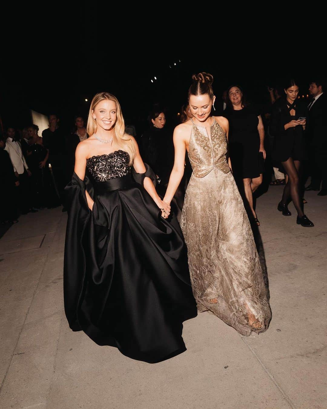 Armani Beautyさんのインスタグラム写真 - (Armani BeautyInstagram)「One night only. An exquisite evening with Armani beauty Faces and GEN A Collective at the Giorgio Armani Privé Fashion Show as a part of the One Night Only celebration in Venice.   @sydney_sweeney, @maudeapatow, @hichasestokes, @kelseaballerini, @chrisappleton1, @lukasgage, @michaelb05, @lilireinhart, @adriaarjona, @isabelamerced   @giorgioarmani @labiennale Credits: @sgpitalia, @germanlarkin, @lucaspossiede   #Armanibeauty #Armanimakeup #GiorgioArmaniPrivé #GAOneNightOnlyVenezia #BiennaleCinema2023 #Venezia80 #SydneySweeney #MaudeApatow #ChaseStokes #KelseaBallerini #ChrisAppleton #LukasGage #MichaelEvansBehling #LiliReinhart #AdriaArjona #IsabelaMerced」9月5日 1時30分 - armanibeauty