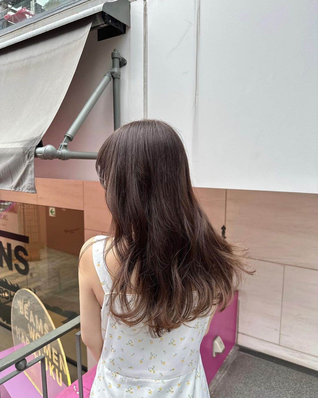 平松可奈子さんのインスタグラム写真 - (平松可奈子Instagram)「オリーブベージュ🫒  髪を明るくしました♪ 明日からシュエットラテの 撮影期間なので📷 @kamio__shiori  さん いつもありがとうございます🩰  #オリーブベージュ　#ヘアカラー  #平松可奈子　#followme」9月4日 20時43分 - 11kanaco14