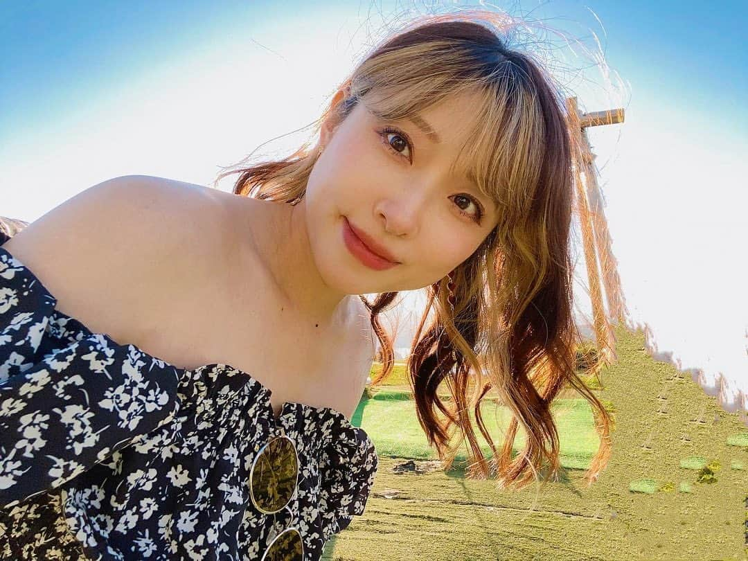 ちずみさんのインスタグラム写真 - (ちずみInstagram)「行きたいところにいっぱい行く旅☁️🩵  そんな時があったっていいじゃない。 みんな、今を楽しも🩷  #tokyo#partyon#burlesquetokyo #ootd#japanes#japan #instagood #パリオン #バーレスク東京 #東京 #ギャル #モデル #ビジョビ #ショーダンサー #パリオンの美脚担当 #美脚 #脚フェチ #写真好きな人と繋がりたい #旅行 #ブランコ #トイプードル #ビションフリーゼ #愛犬 #nikeshoes」9月4日 20時43分 - chizumi_partyon