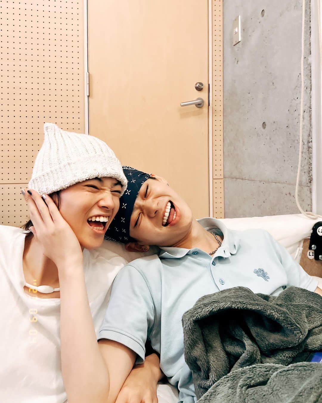 のインスタグラム：「9月4日　月曜日　雨 こんにちは。奥平です。 今日は、一日中愛流の家で、のせと大湖くんと遊んでました。 この写真は愛流とのせです。 仲良しですね。 遊んだと言ってもスマブラをずーっとやってたのですが。 のせが一番強いんですけど、強すぎて全然勝てないんですよね。 なので、勝てるようになりたいと思う一日でした。 正直。特にそれ以外今日の思い出はないです。 ふつーの一日でした。 ちょっと書くことがあまりにもないので、またちょこっと質問にお答えできればなと。  Q今一番会いたい人は誰ですか？ 最近撮影で会えてない芦田愛菜ちゃんに会いたいです。 やっぱり29人で1人だけでもいないと寂しいです。  Q好きなパンの種類 クロワッサン  Q生まれ変わるなら何になりたいか。 鳩ですかね。 やっぱり飛べるようになれるのが魅力的ですよね。 それが普通に人間ですかね。 また違う人生を歩んでみたいです。  Q得意教科はなんですか？ 英語ですね。 昔から洋楽ばっか聞いていたので、歌詞の意味をわかるようになりたいなーって思って、一番好きで勉強してた気がします。  Q幽霊っていると思いますか。 正直いないと思いますけど。 僕ホラーが結構好きなので、いてもいいかなとは思います。 心霊現象とか、ないこともないですし、そう思えばいるのかも。 でもいたとしても、全部が全部悪い幽霊とは限らないので安心してもいいと思います。 根拠はないです。  こんな感じですね。 流石に一日中愛流の家にいすぎて、何も出来事がございませんでした。 明日はもうちょい長く書けるようにします！ また明日会いましょう。  #奥平の日記」