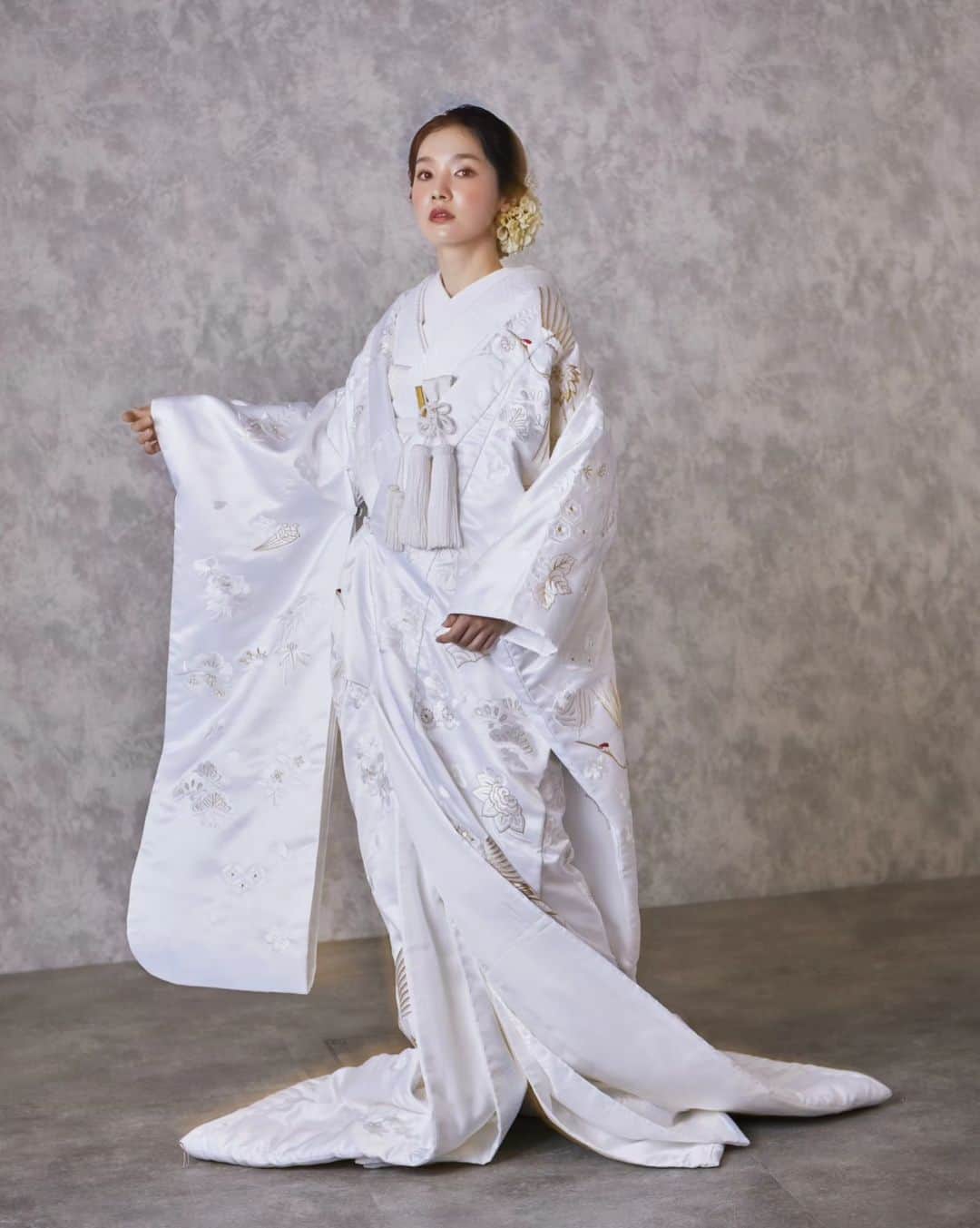和婚スタイルのインスタグラム：「人生の中で真っ白な着物を着るのは、 ここだけ… . " 白無垢っていいな " そう思っていただけるよう撮影に臨みました📷✨  . 【日本の美しい結婚式を紡ぐ】 @wakonstyle  −−−−−−−−−−−−−−− #和婚スタイル  #和婚スタイル花嫁 #神社  #神前式 #仏前式 #白無垢好き #白無垢コーデ #白無垢花嫁 #和装コーデ #秋挙式 #2023秋婚 #2023冬婚  #花嫁  #新郎 #ウェディング #結婚式  #和装 #着物  #結婚式コーデ  #和装婚  #前撮り  #後撮り #和装前撮り #神社挙式 #白無垢 #色打掛 #引振袖」