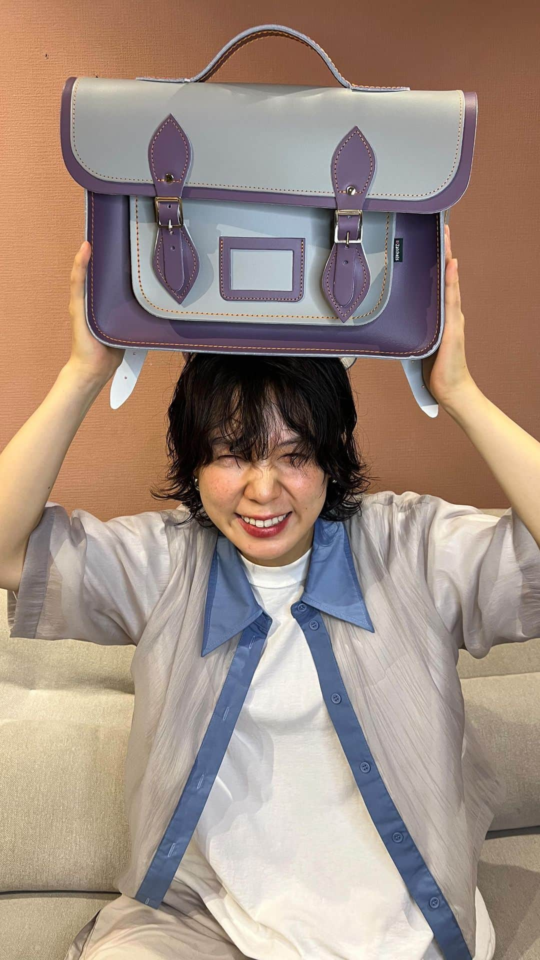 光永のインスタグラム：「Zatchelsタイアップ生配信👜 こだわり詰まったげっっきかわいいカスタムバッグ作ったので観てください💙💙 🧳 @zatchels_japan 🧳 ザッチェルズでは、カスタム料かからず自分の好きなカバンが作れます🫶 この配信の内容を参考にしてくださいな◎ ㅤㅤㅤㅤㅤㅤㅤㅤㅤㅤㅤㅤ 🦖🦕🦖🦕🦖 5000円オフクーポンコード【hinata2023】 カスタムオーダーページからご購入の方限定🌈 (お名前・住所を入力するページの最後の“備考欄"にこちらのコードを入力してください。) 🌷カスタムオーダーは全て代引き決済となります。 🌷注文確定ページでは料金はそのままですが、代引きの際には割引された値段になっております。 🌷今のところクーポン使用期限はありません！(ええええ🥹🩵)  🦖🦕🦖🦕🦖 ㅤㅤㅤㅤㅤㅤㅤㅤㅤㅤㅤㅤ #zatchels #ザッチェルズ #サッチェルバッグ #カスタムバッグ #pr」