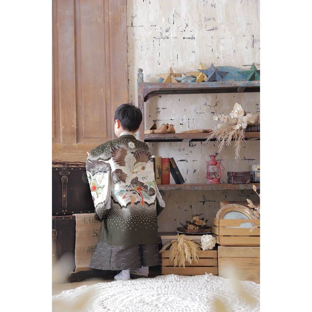 スタジオキャラット イオンモール羽生店さんのインスタグラム写真 - (スタジオキャラット イオンモール羽生店Instagram)「@caratt_hanyu  ⁡ あたらしい羽生店のキーワードは「mellow🫧(メロウ)」 ⁡ スタジオに一歩足を踏み入れると、そこは日常を忘れられるやさしい想いで溢れる空間🫧 お子さま一人一人に寄り添いながら、 その子らしさを引き出し纏う空気感まで写真に残します✨ ⁡ ⁡ ⁡ ⁡ ｰｰｰｰｰｰｰｰｰｰｰｰｰｰｰｰSTOREｰｰｰｰｰｰｰｰｰｰｰｰｰｰ ⁡ ◽️スタジオキャラットイオンモール羽生店 ⁡ ◽️〒348-0039  埼玉県羽生市川崎2丁目281−3イオンモール羽生3F ⁡ ◽️営業時間：10:00〜21:00 ⁡ ◽️定休日　：テナントに準ずる ⁡ ◽️駐車場　：有 ⁡ ◽️撮影内容：七五三、お宮参り、百日祝い、マタニティフォト、バースデー記念、入学卒業記念、成人式、ご家族の大切な記念撮影、証明写真など ⁡ ⁡ 📝ご予約はプロフィールのURLからお願いします✨ ⁡ ⁡ #スタジオキャラット #スタジオキャラットイオンモール羽生店 #写真スタジオ #フォトスタジオ #記念撮影 #七五三 #七五三前撮り #お宮参り #羽生 #埼玉 #イオンモール羽生 #写真スタジオ #フォトスタジオ」9月4日 20時46分 - caratt_hanyu