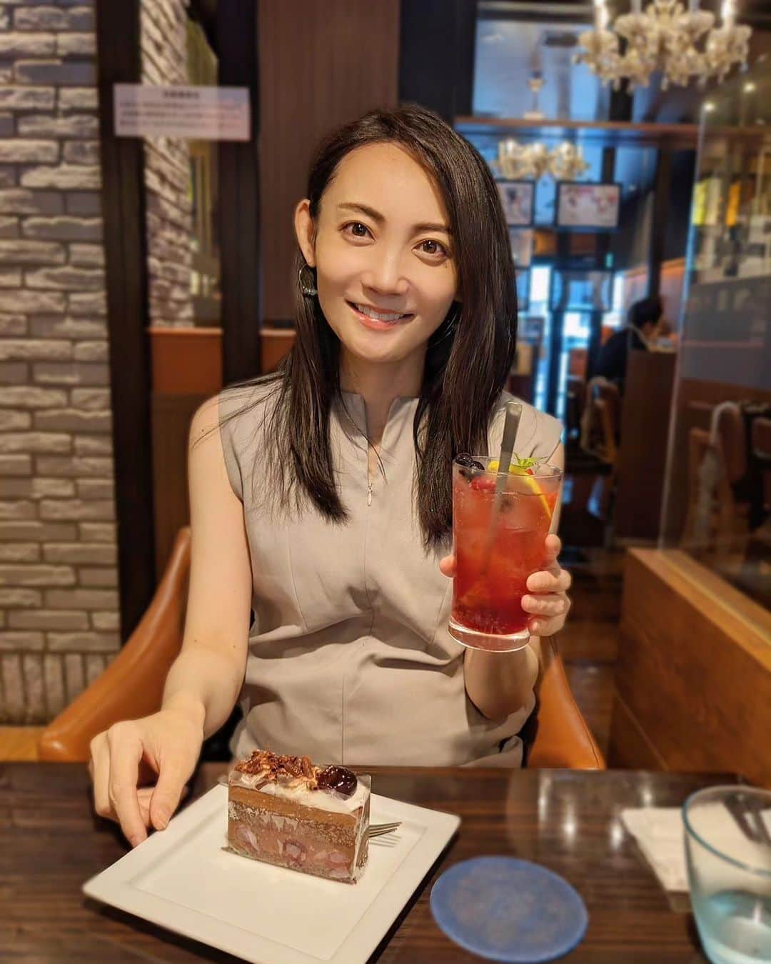 佐々木実季のインスタグラム：「みさきちゃんと久しぶりにお茶したよ🤍 一緒に写真撮れば良かったな💧 いつも楽しい時間をありがとう🥰   しかし最近スイーツ食べ過ぎで二の腕むっちりしてきた💩  インスタが食べ物垢になってきてるけど、今月はゴルフ行く予定だよ⛳✨お付き合い下さい♫ 　 #スイーツ好きな人と繋がりたい #チョコレートケーキ #ゴルフ行きたい #ゴルフ好きな人と繋がりたい #ゴルフ女子 #オスロコーヒー #五反田カフェ #🍓 #🍫」