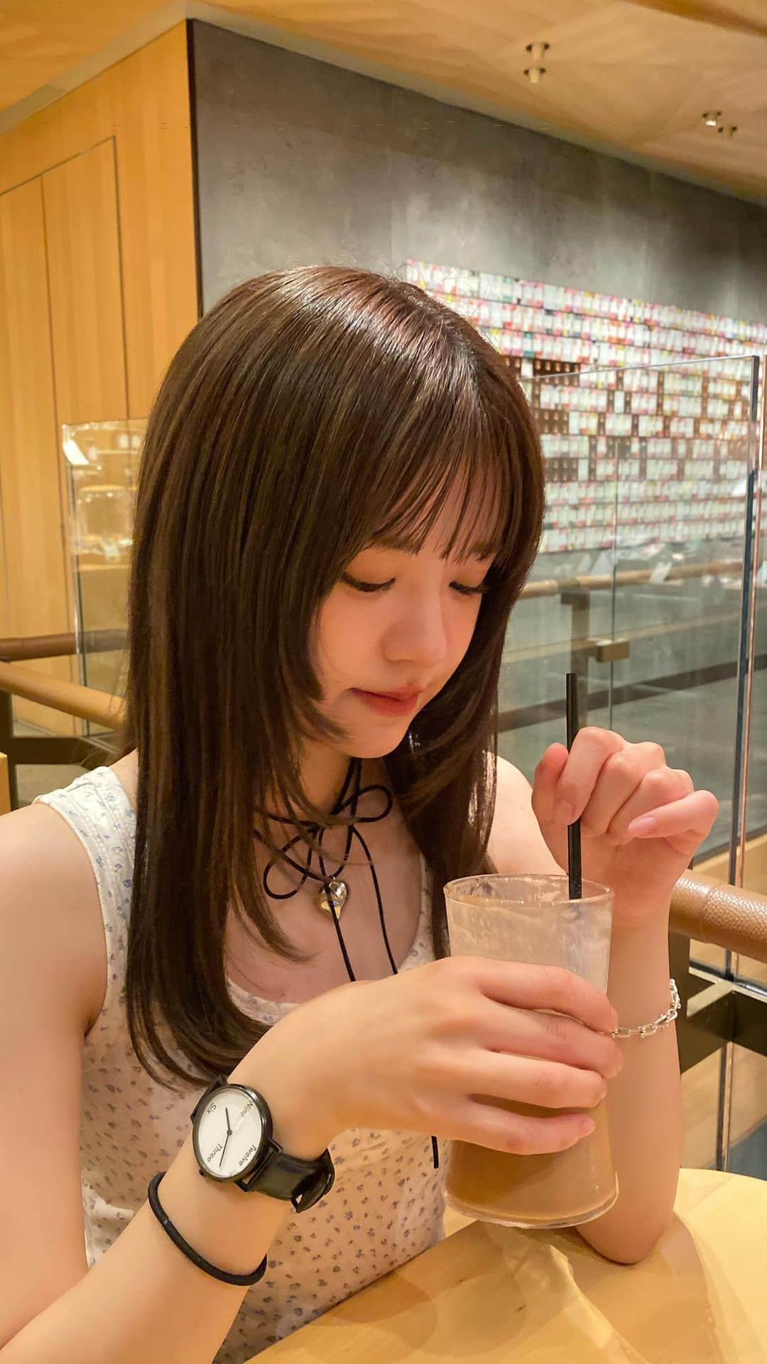 砂糖桃のインスタグラム：「スタバの新作飲んだ❔ 中目のスタバ初めて行ったんだけど、普通のスタバと違うから無かった！お洒落なの飲んだよ🐈‍⬛❤️」