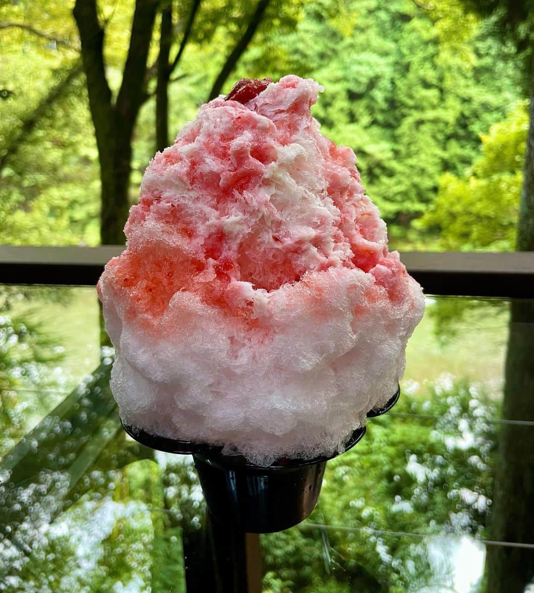 Rieさんのインスタグラム写真 - (RieInstagram)「. 🍧🍧🍧 ・ いちごみるく🍓🍼 いちごシロップと練乳が3層もかかってて どこ食べても美味しかった😋💯 ・ 2枚目かき氷浮いてるので見て🍧☁️🪽 ・ ・ ・ #かき氷 #黒茶屋」9月4日 20時50分 - rierica_poledancer